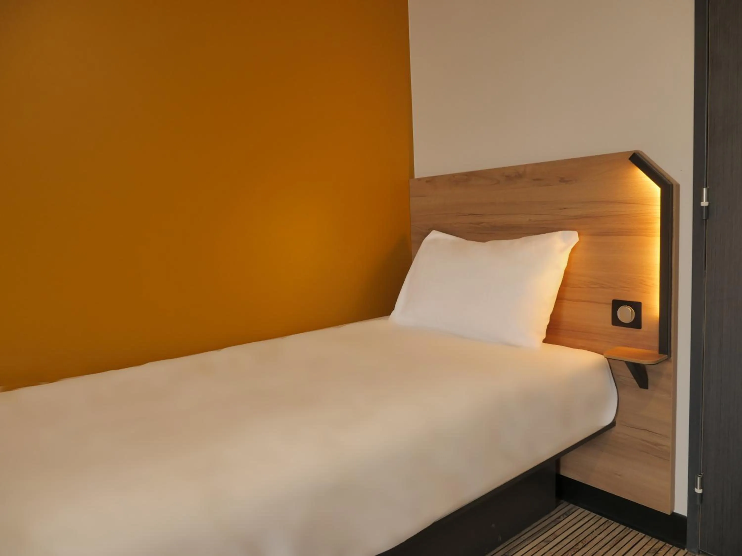 Bedroom, Bed in B&B HOTEL Carcassonne Rocadest La Cité