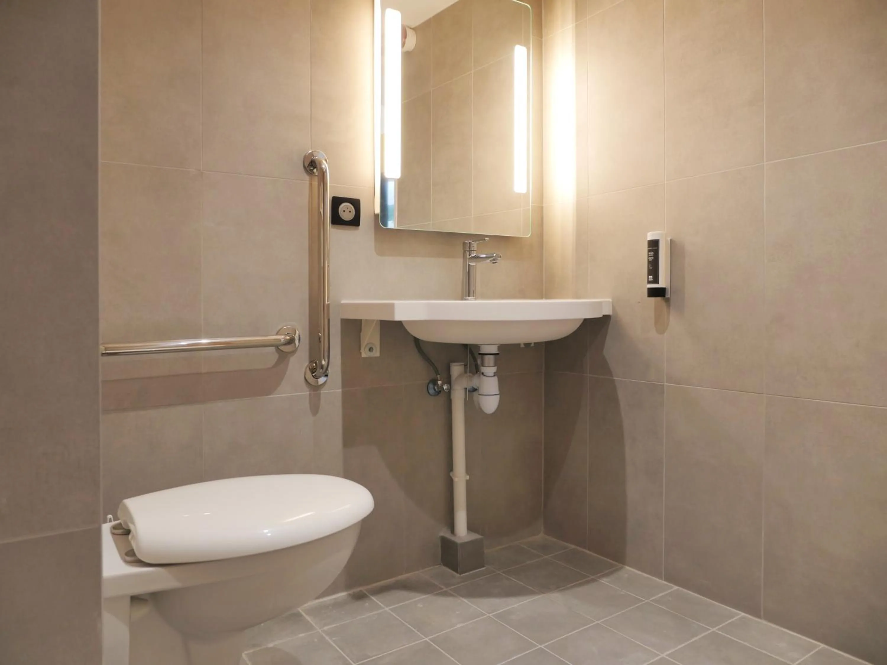 Bathroom in B&B HOTEL Carcassonne Rocadest La Cité