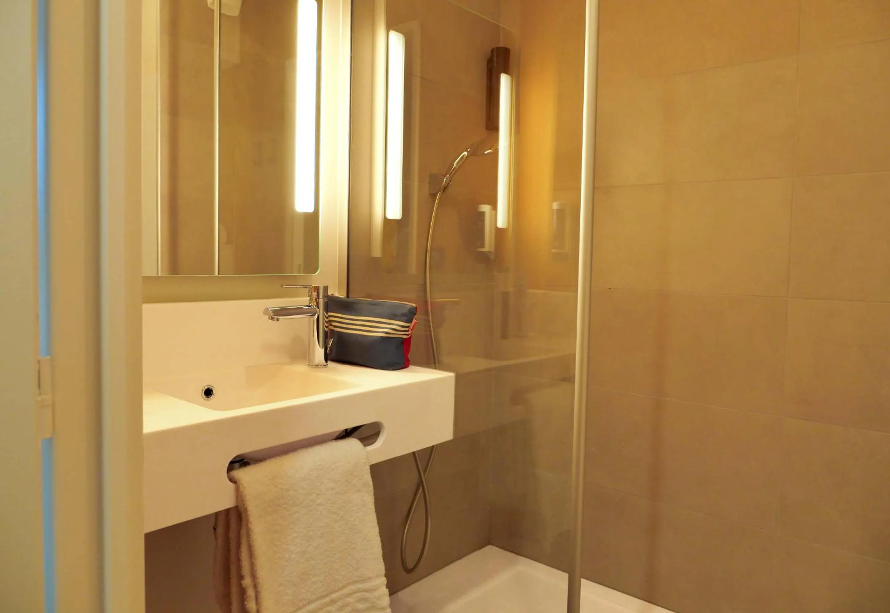 Bathroom in B&B HOTEL Carcassonne Rocadest La Cité