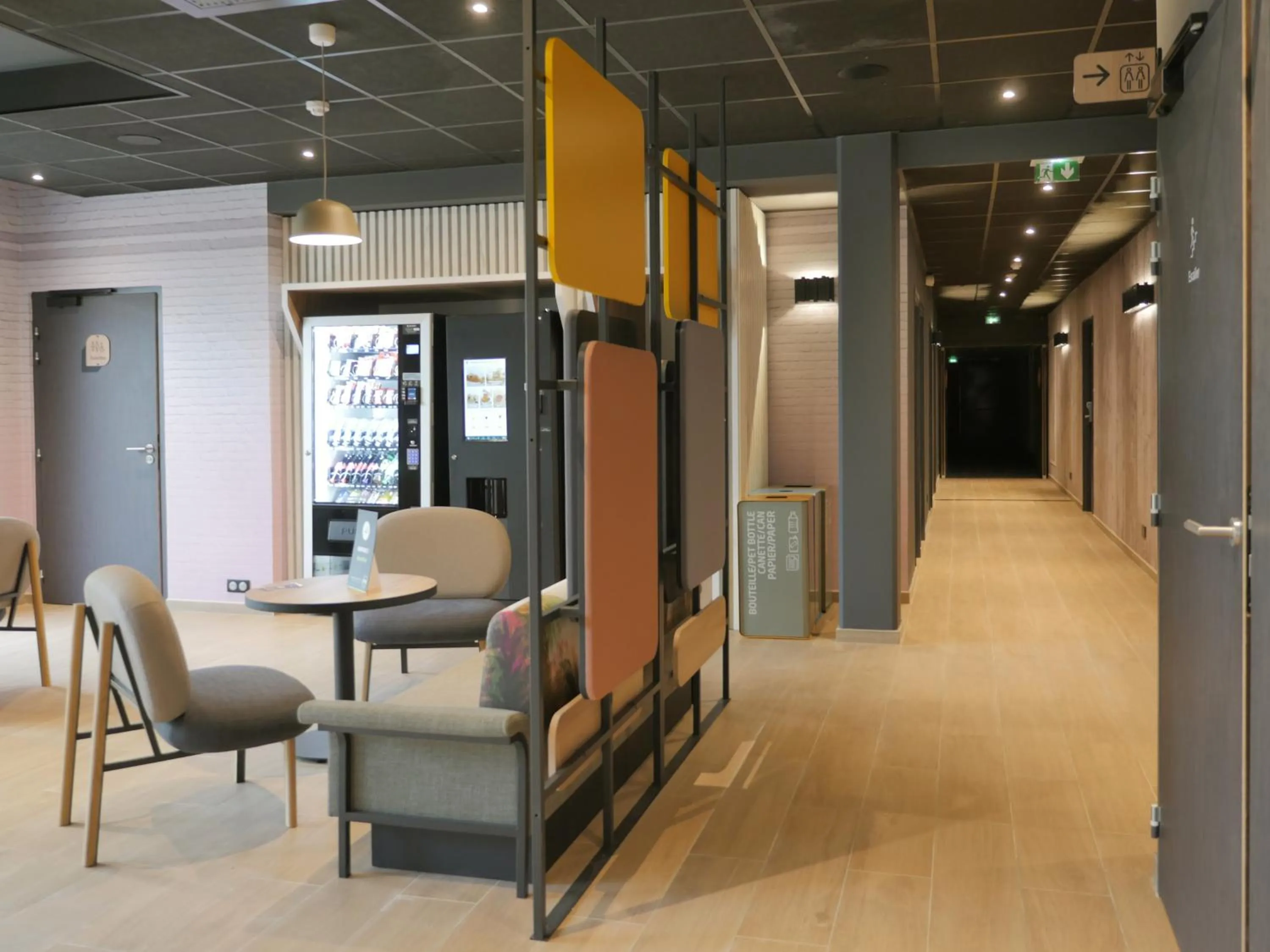 Seating area in B&B HOTEL Carcassonne Rocadest La Cité