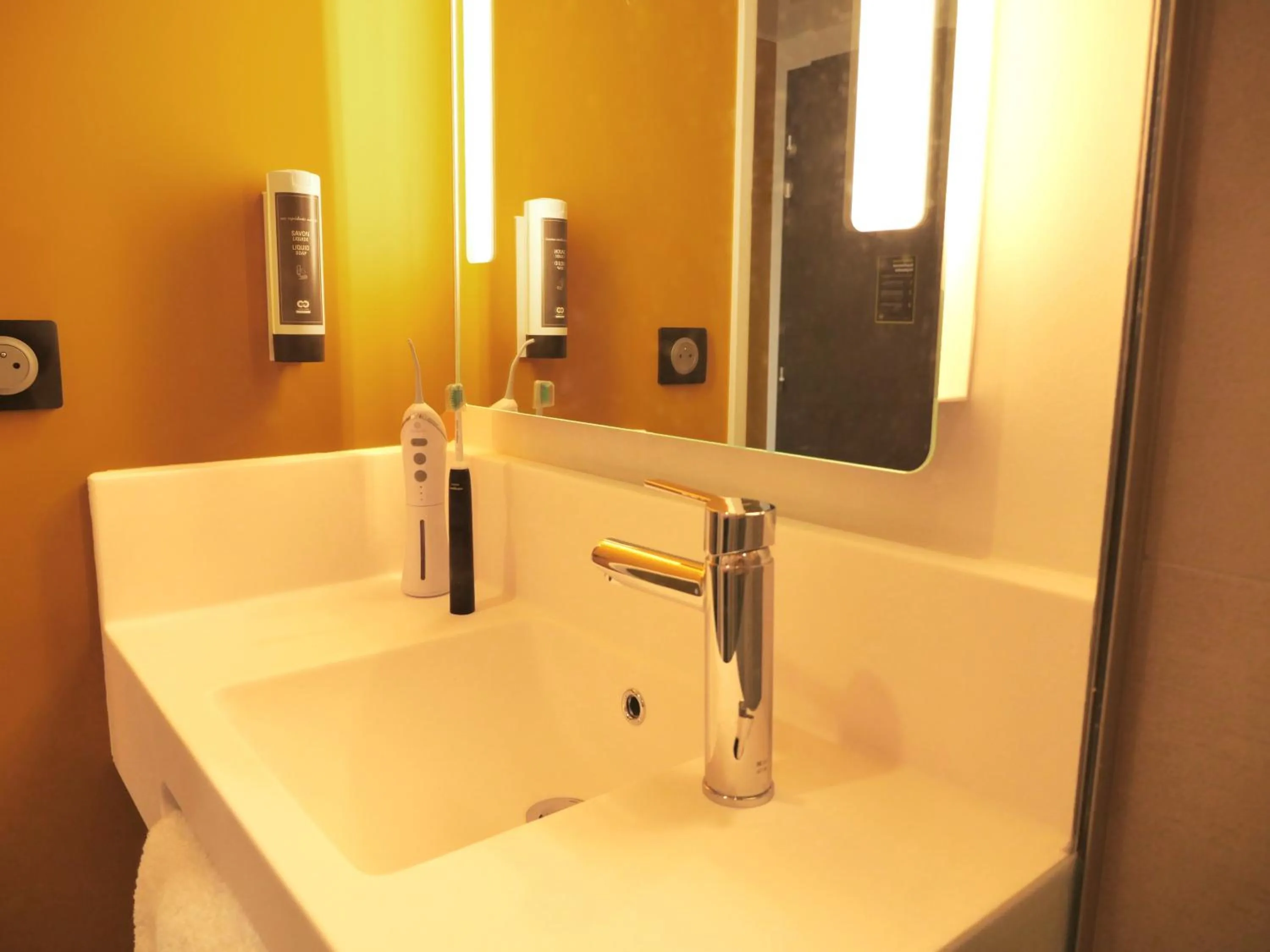 Bathroom in B&B HOTEL Carcassonne Rocadest La Cité