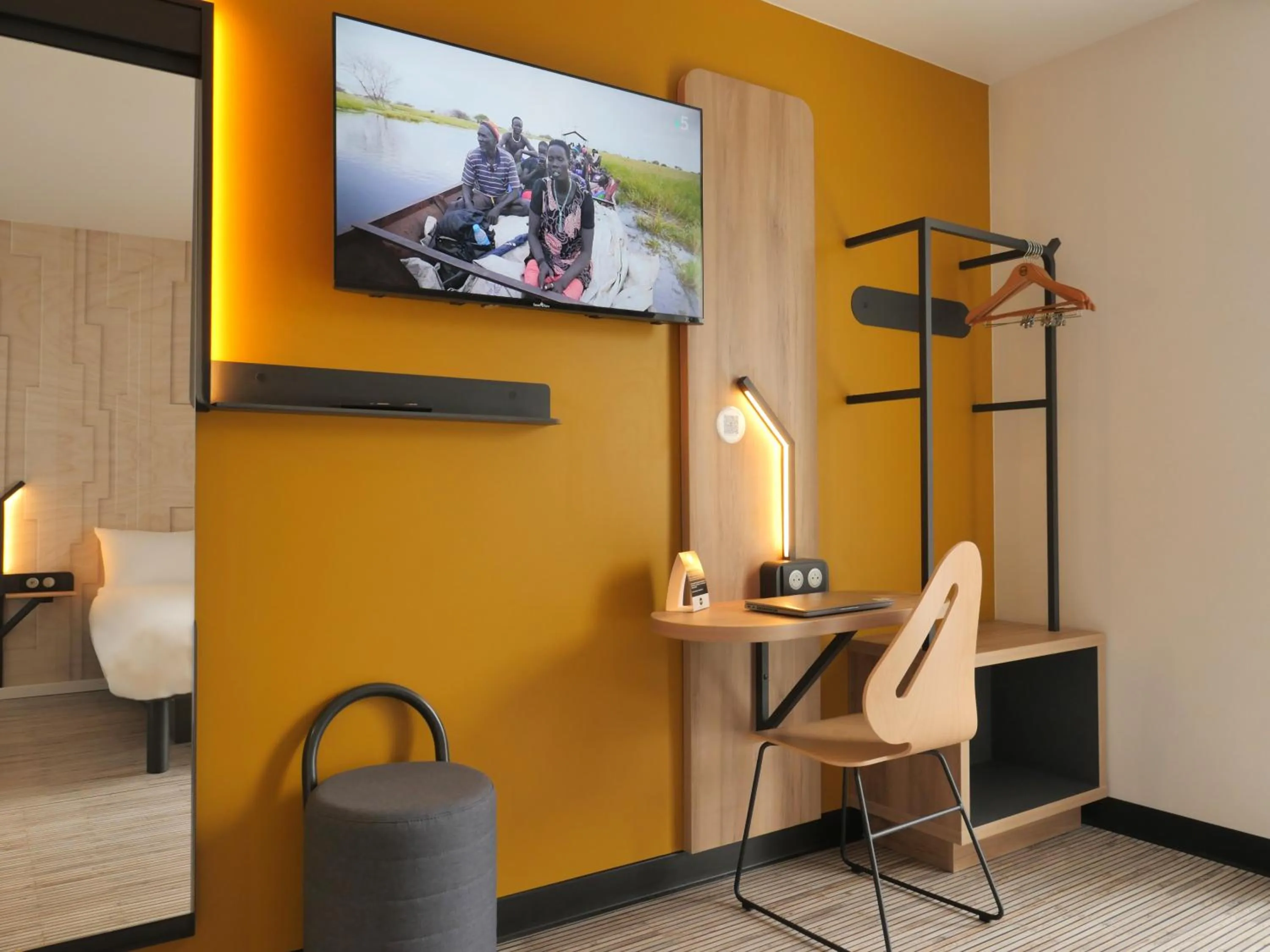 TV and multimedia in B&B HOTEL Carcassonne Rocadest La Cité