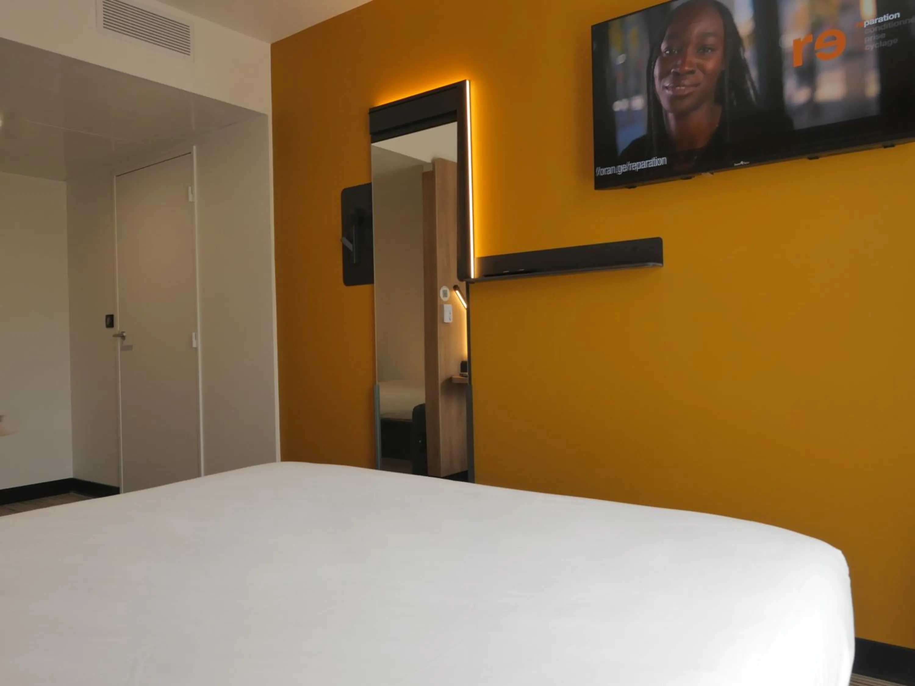 Bedroom, Bed in B&B HOTEL Carcassonne Rocadest La Cité