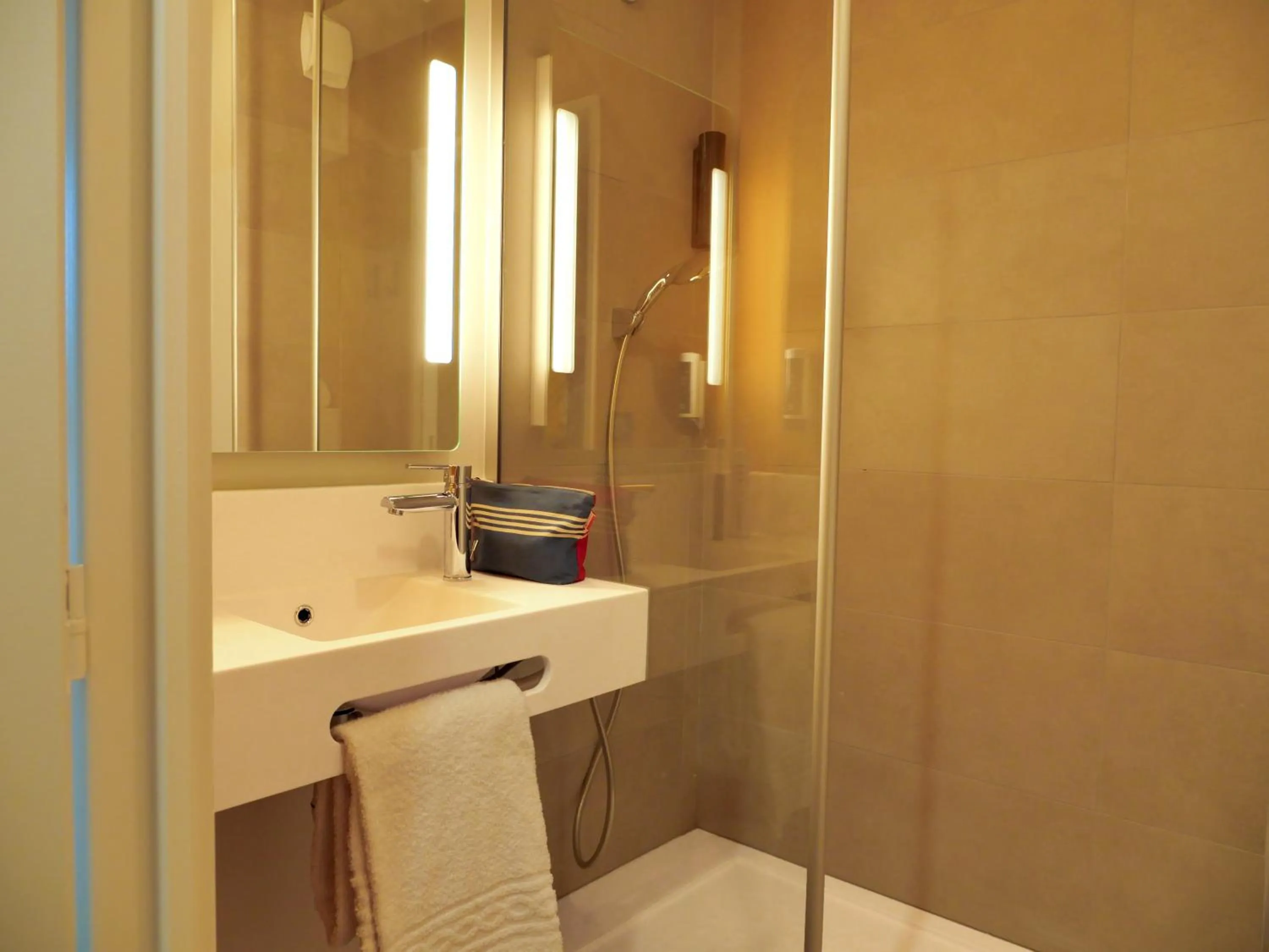 Bathroom in B&B HOTEL Carcassonne Rocadest La Cité