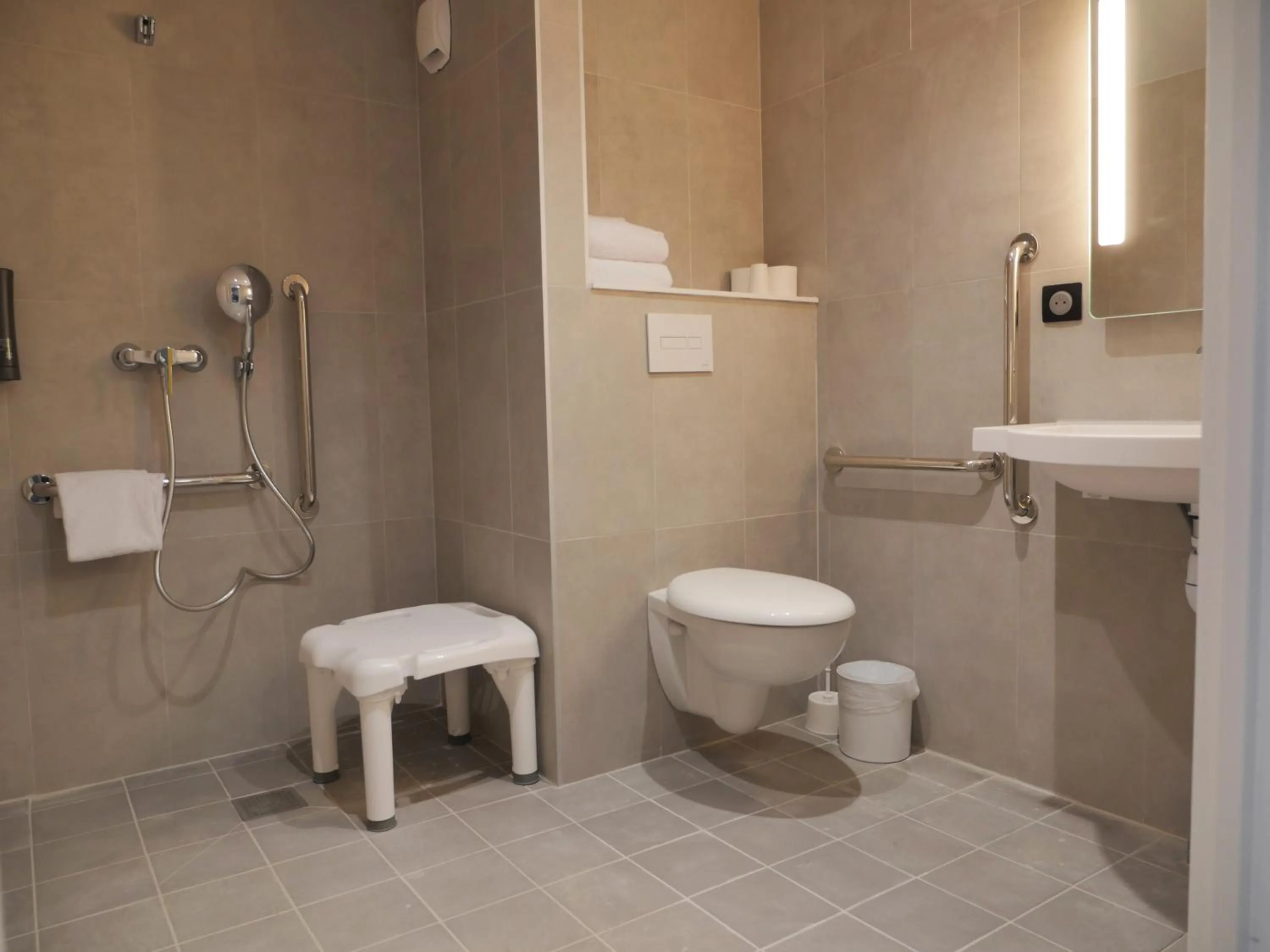 Bathroom in B&B HOTEL Carcassonne Rocadest La Cité