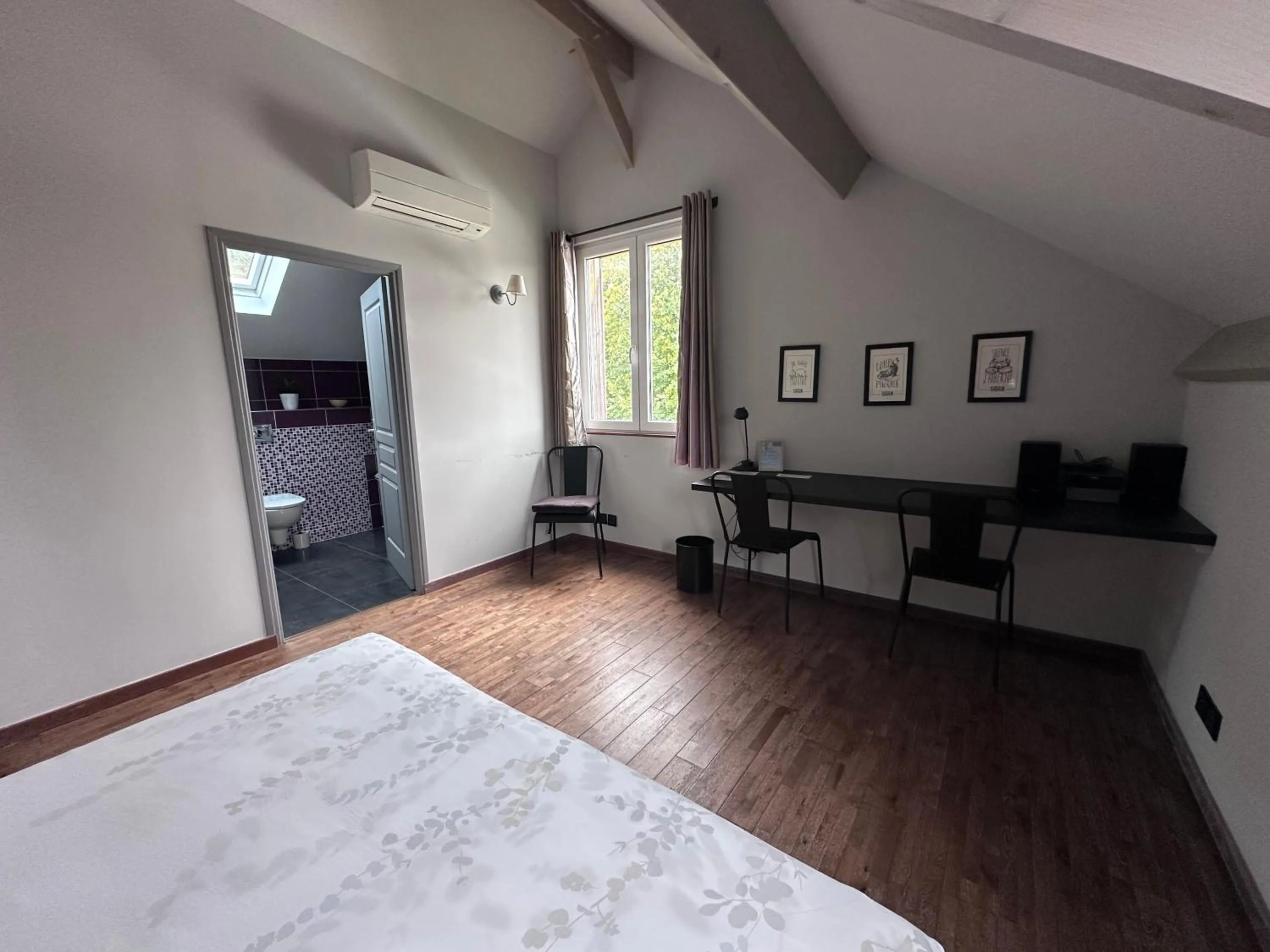 Bedroom, Bed in L'Alisier Chantant