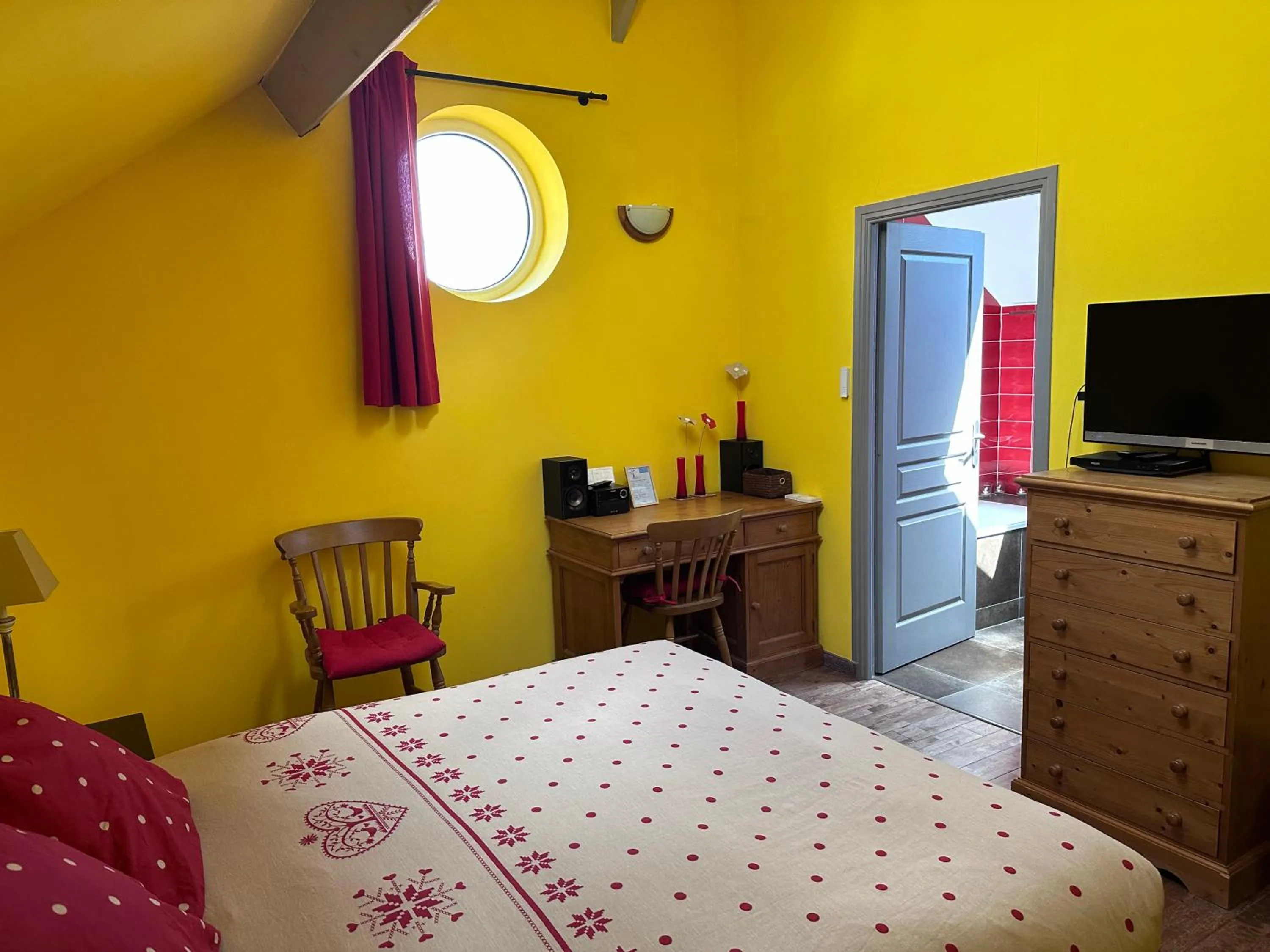 Bedroom, Bed in L'Alisier Chantant