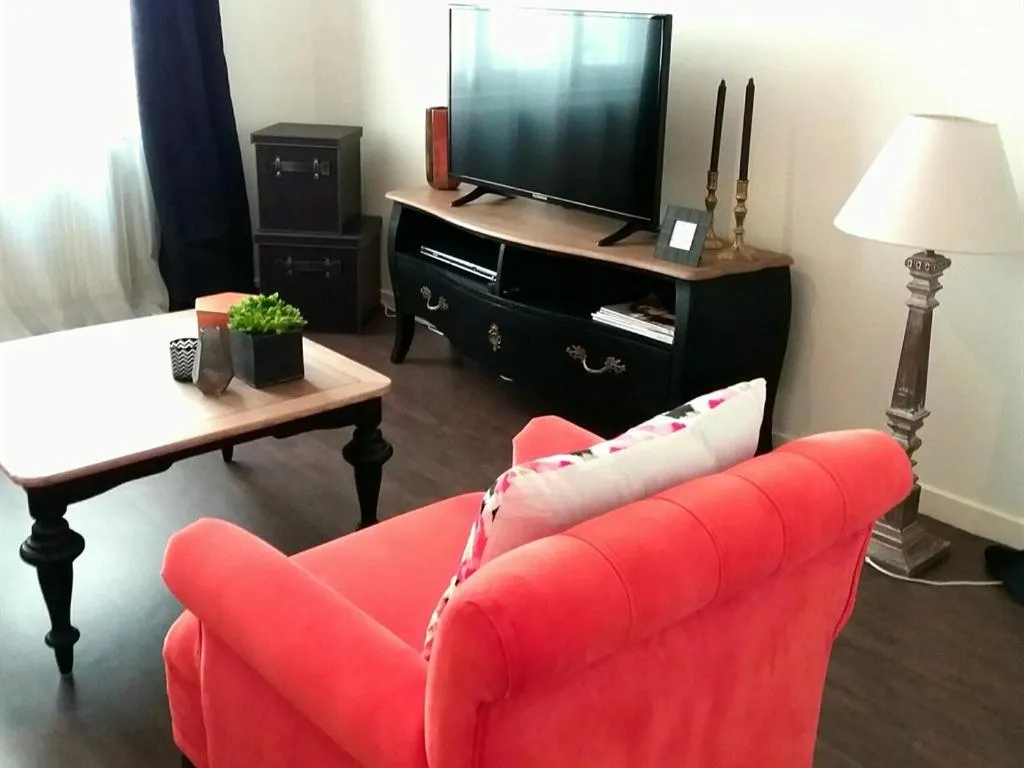 Living room, TV/Entertainment Center in La Maison Dans le Parc