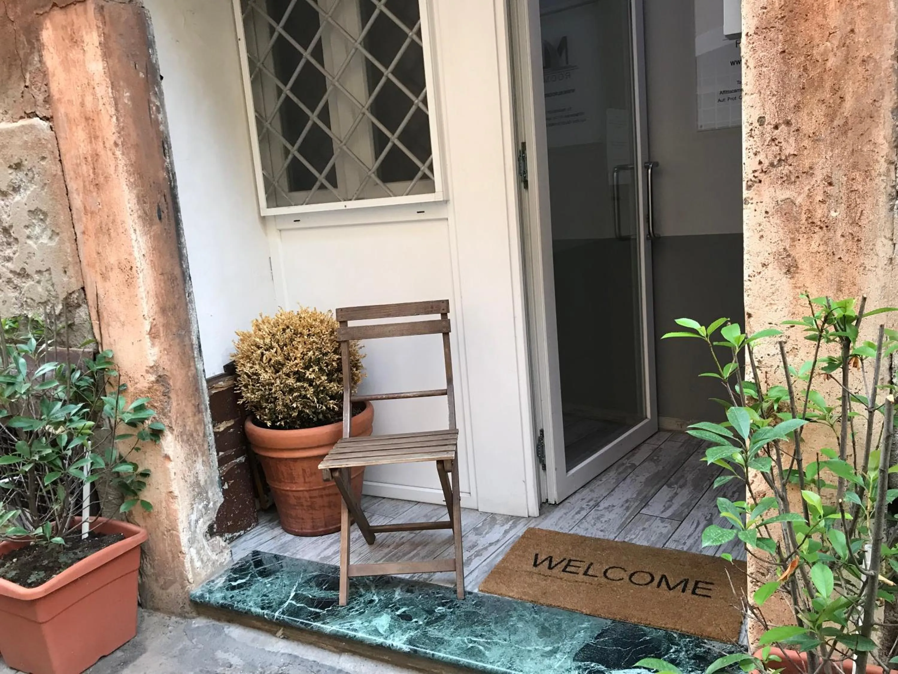 Facade/entrance in NL Trastevere