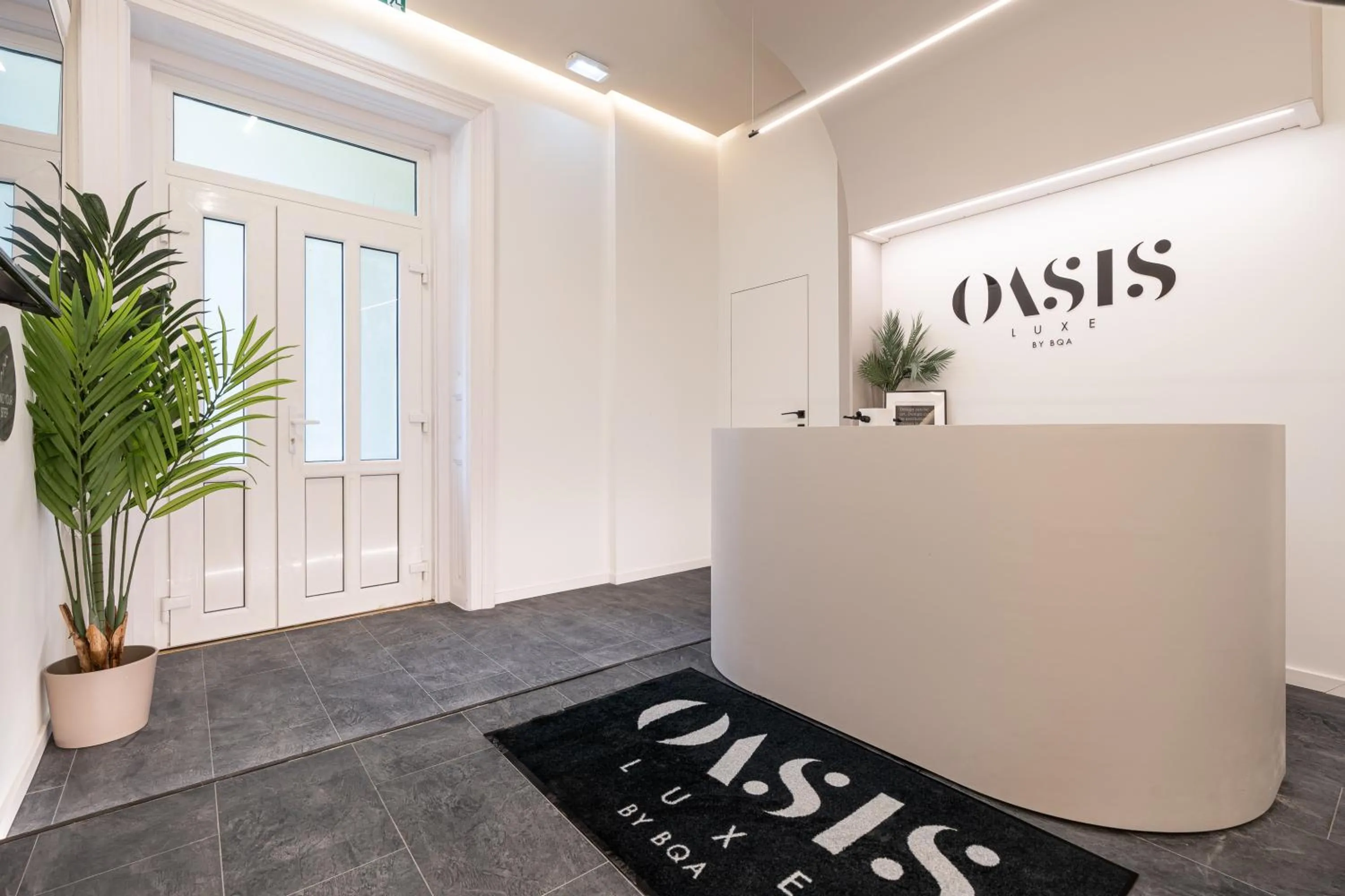 Lobby or reception in Oasis Luxe Boutique Suites by BQA
