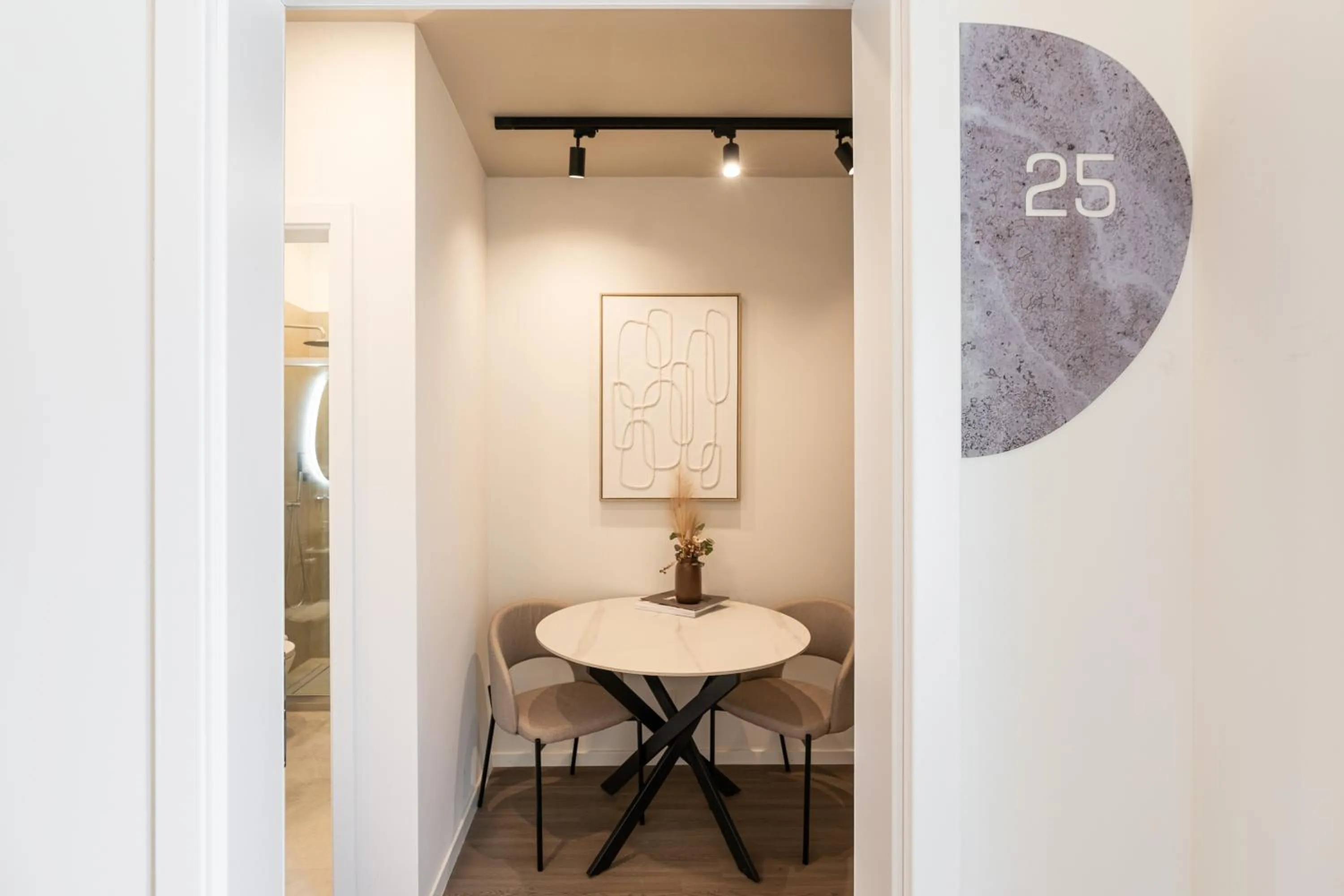 Dining area in Oasis Luxe Boutique Suites by BQA