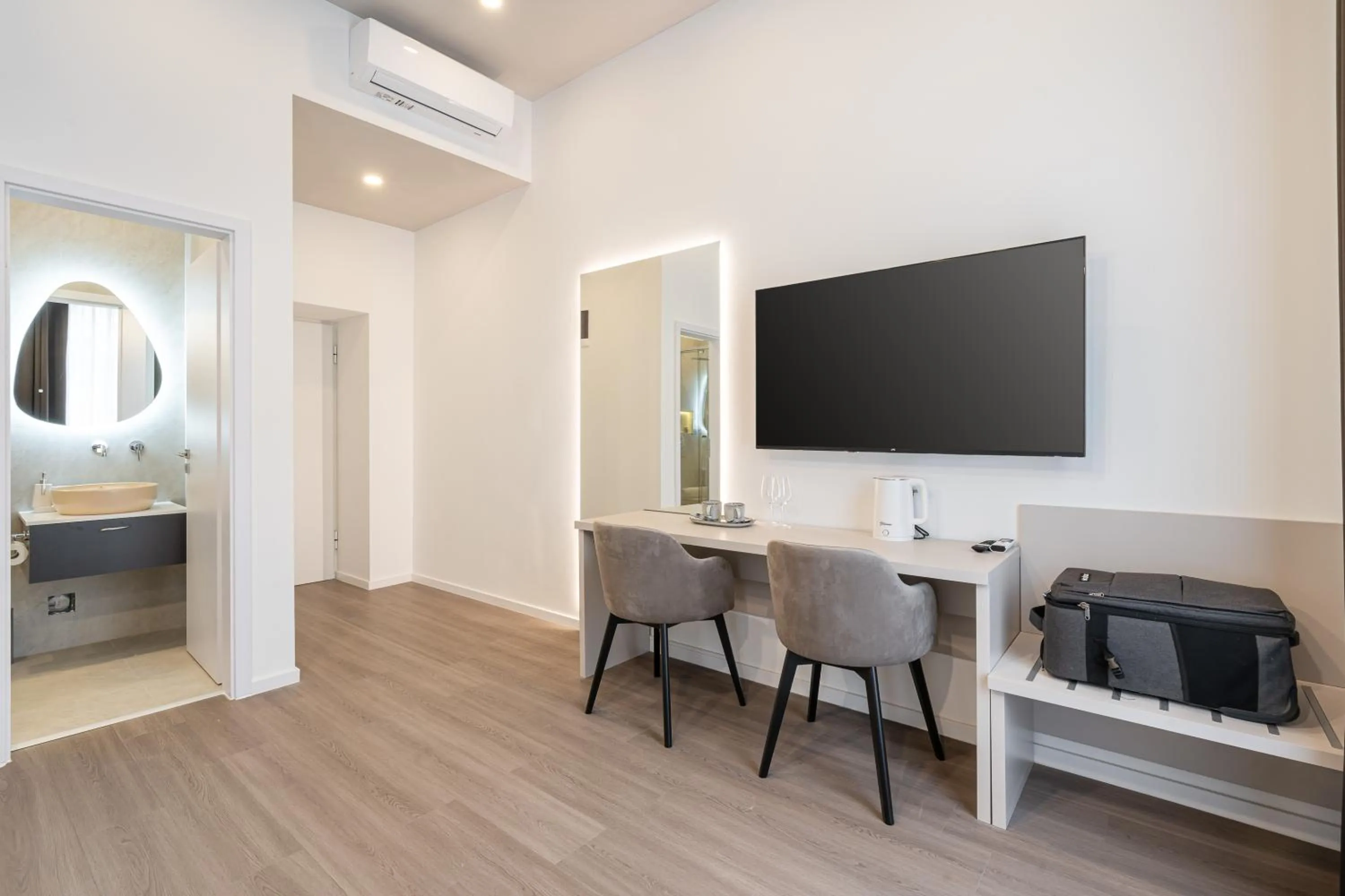 TV and multimedia, Bed in Oasis Luxe Boutique Suites by BQA