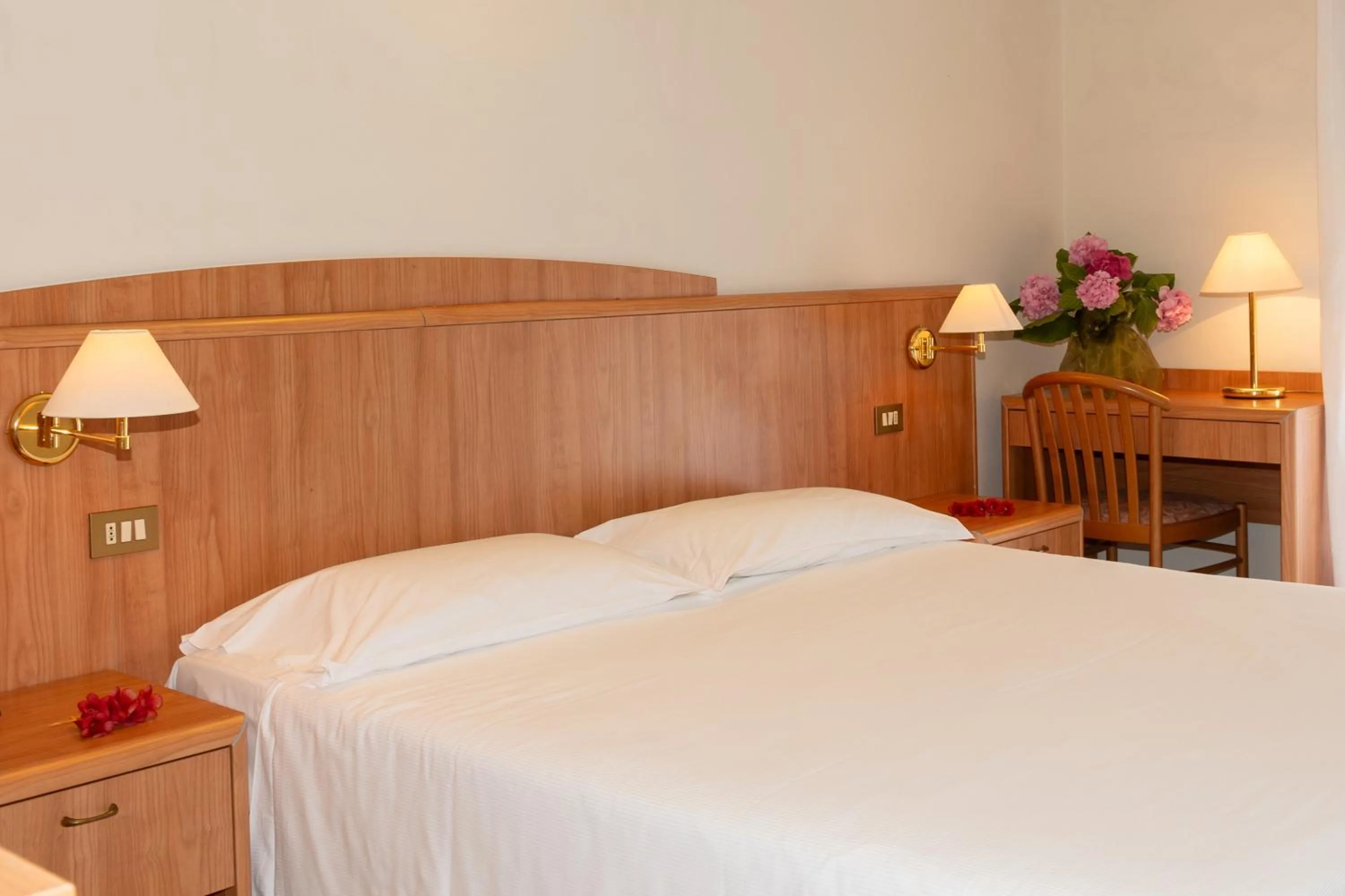 Bedroom, Bed in Hotel Smeraldo