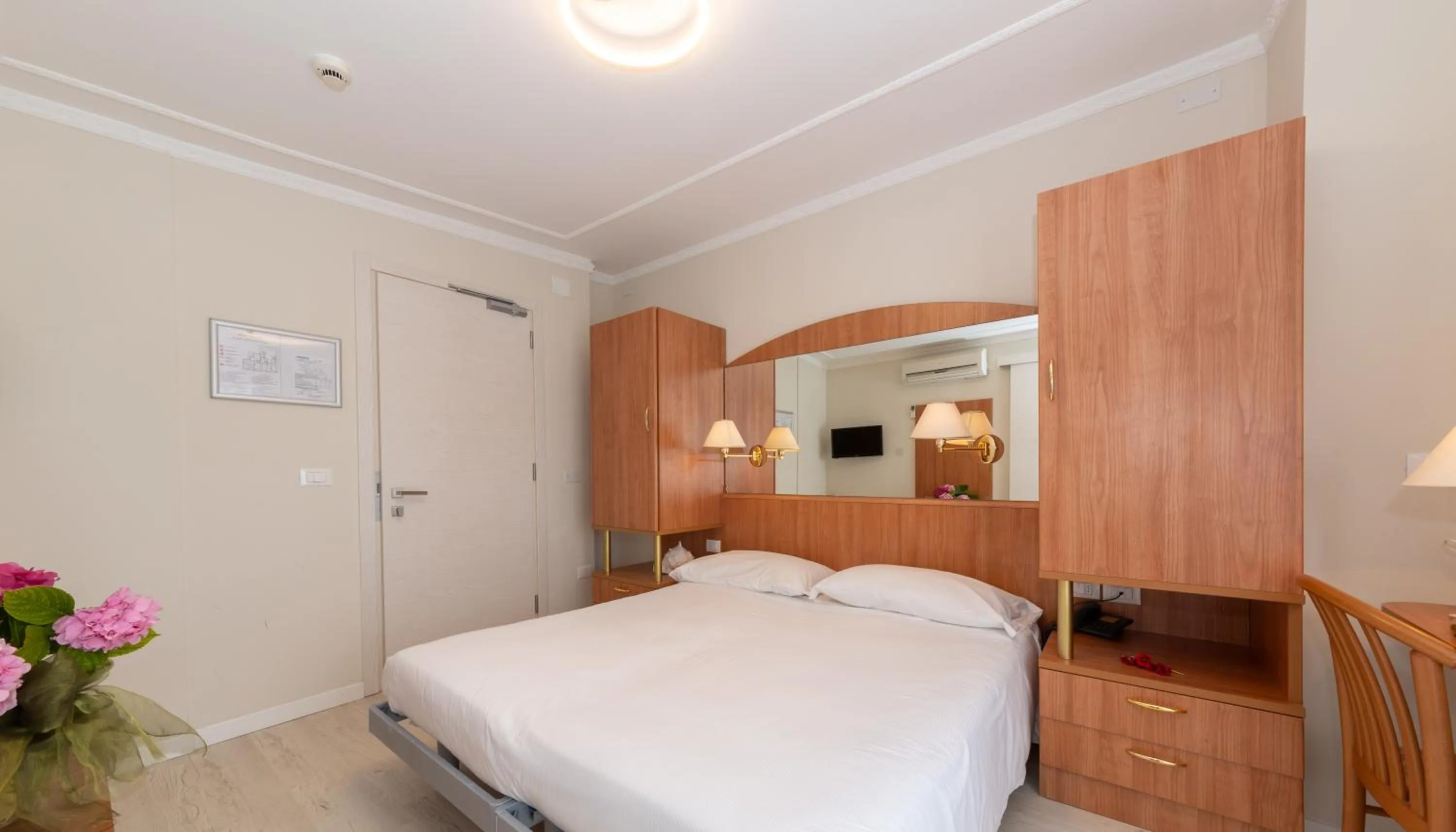 Bedroom, Bed in Hotel Smeraldo