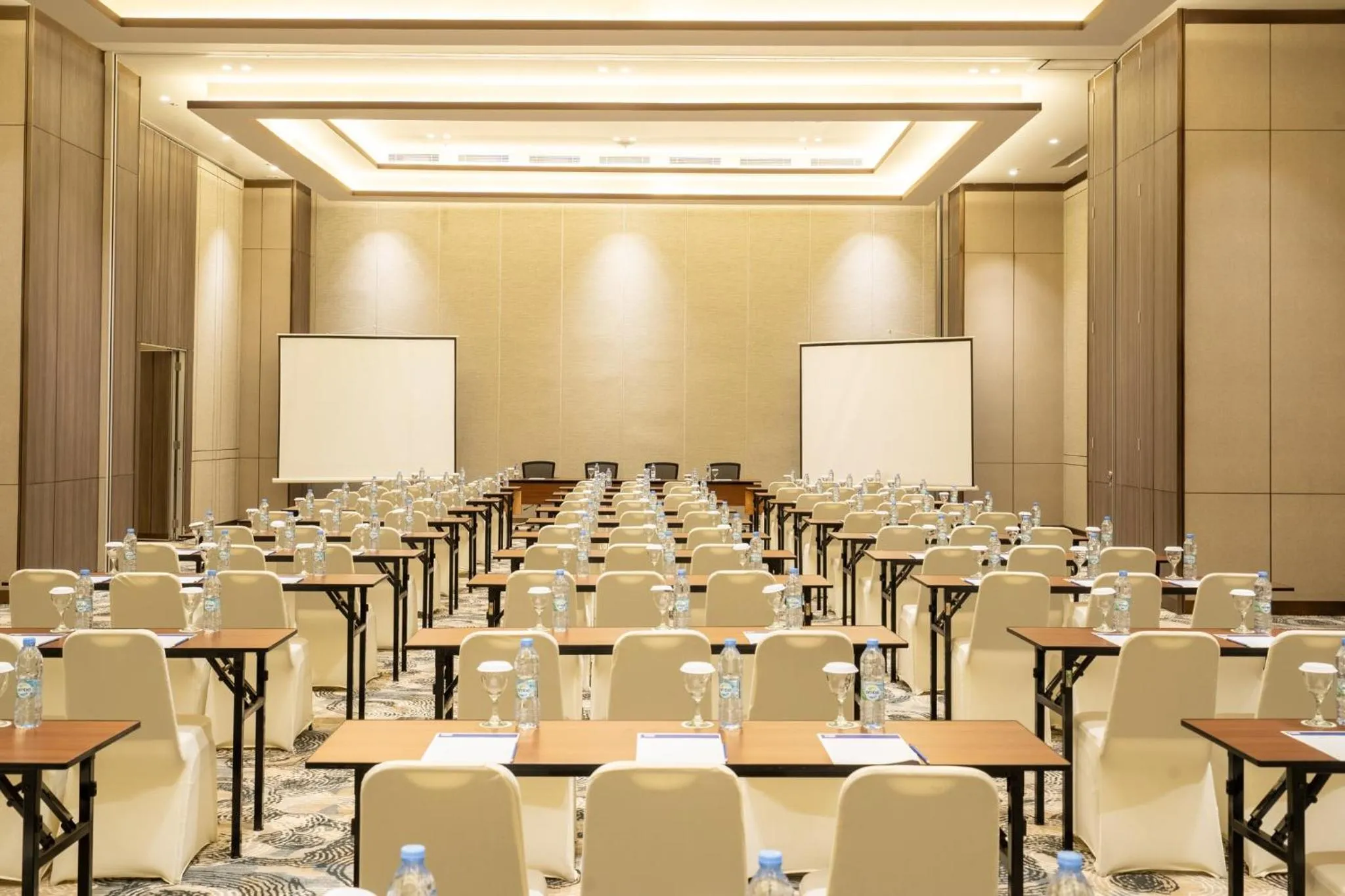 Meeting/conference room in Holiday Inn Express & Suites Banjarmasin by IHG