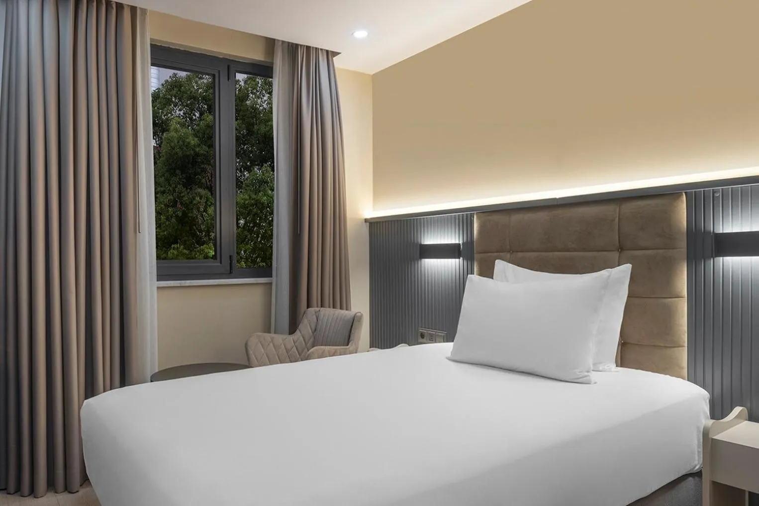 Photo of the whole room, Bed in Garner Hotel Istanbul - Airport Arnavutkoy by IHG