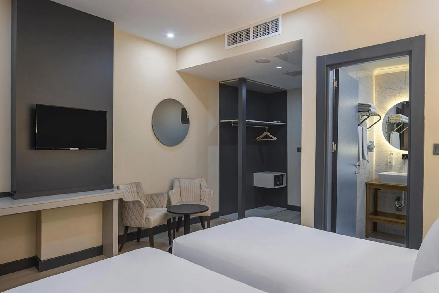 Photo of the whole room, Bed in Garner Hotel Istanbul - Airport Arnavutkoy by IHG