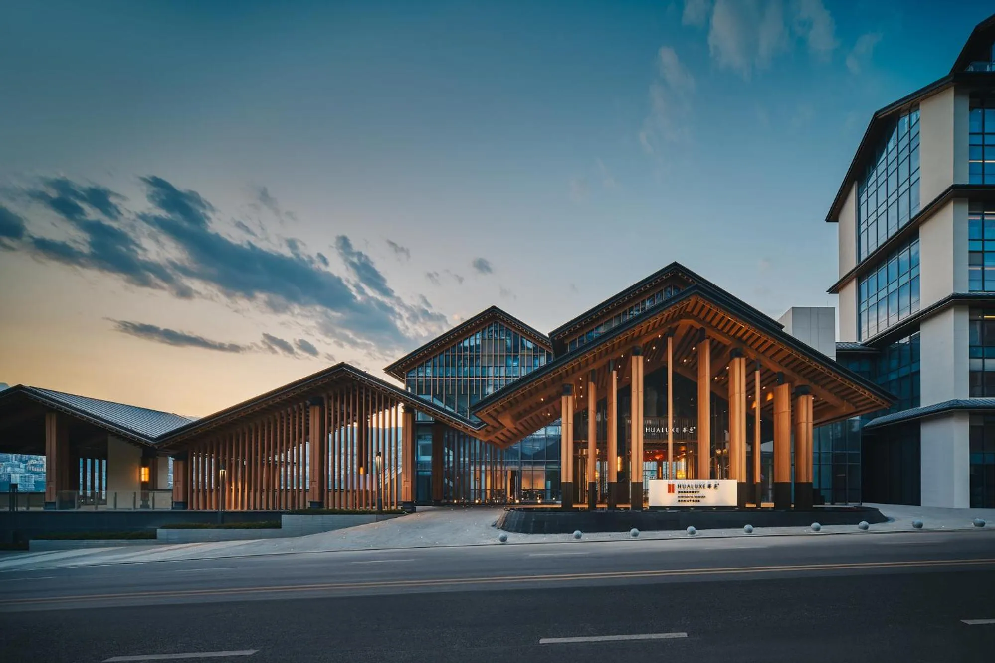 HUALUXE Hotels and Resorts Chongqing Wushan by IHG