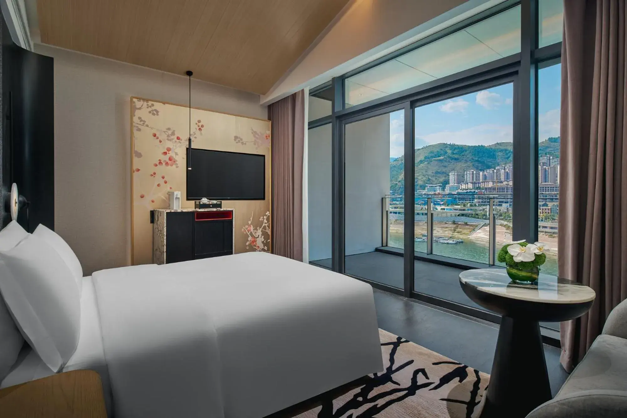Premium King Room with River View in HUALUXE Hotels and Resorts Chongqing Wushan by IHG Premium King Room with River View in HUALUXE Hotels and Resorts Chongqing Wushan by IHG