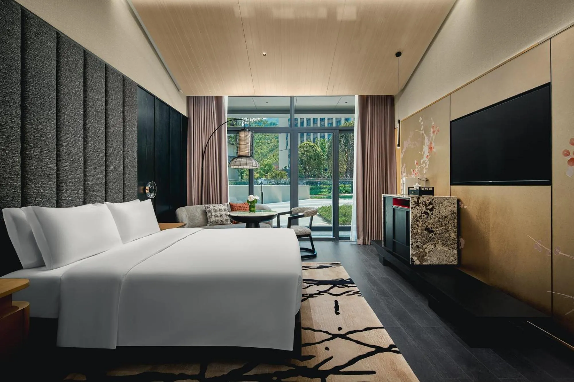Standard King Room in HUALUXE Hotels and Resorts Chongqing Wushan by IHG