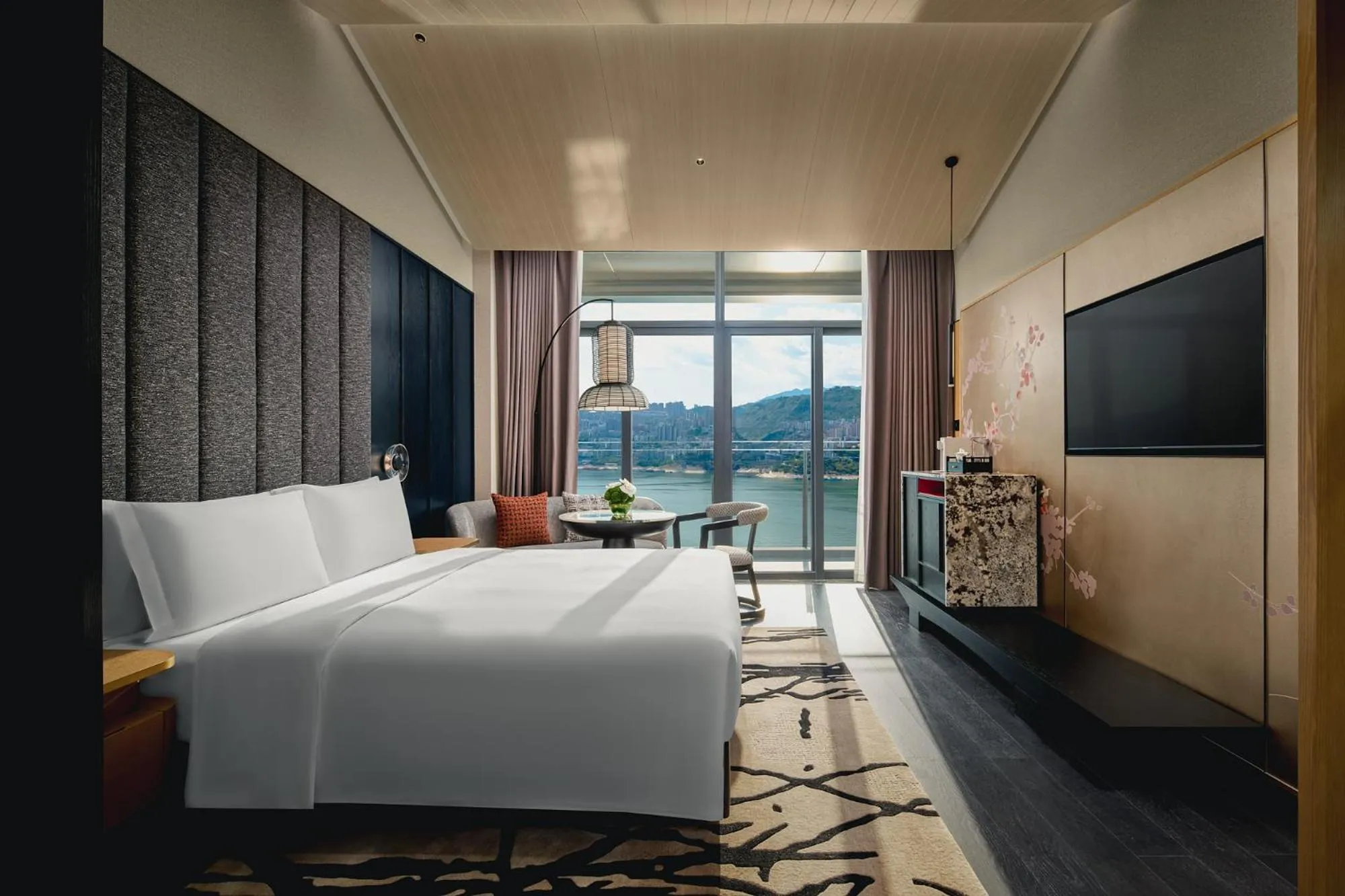 Standard King Room with River View in HUALUXE Hotels and Resorts Chongqing Wushan by IHG