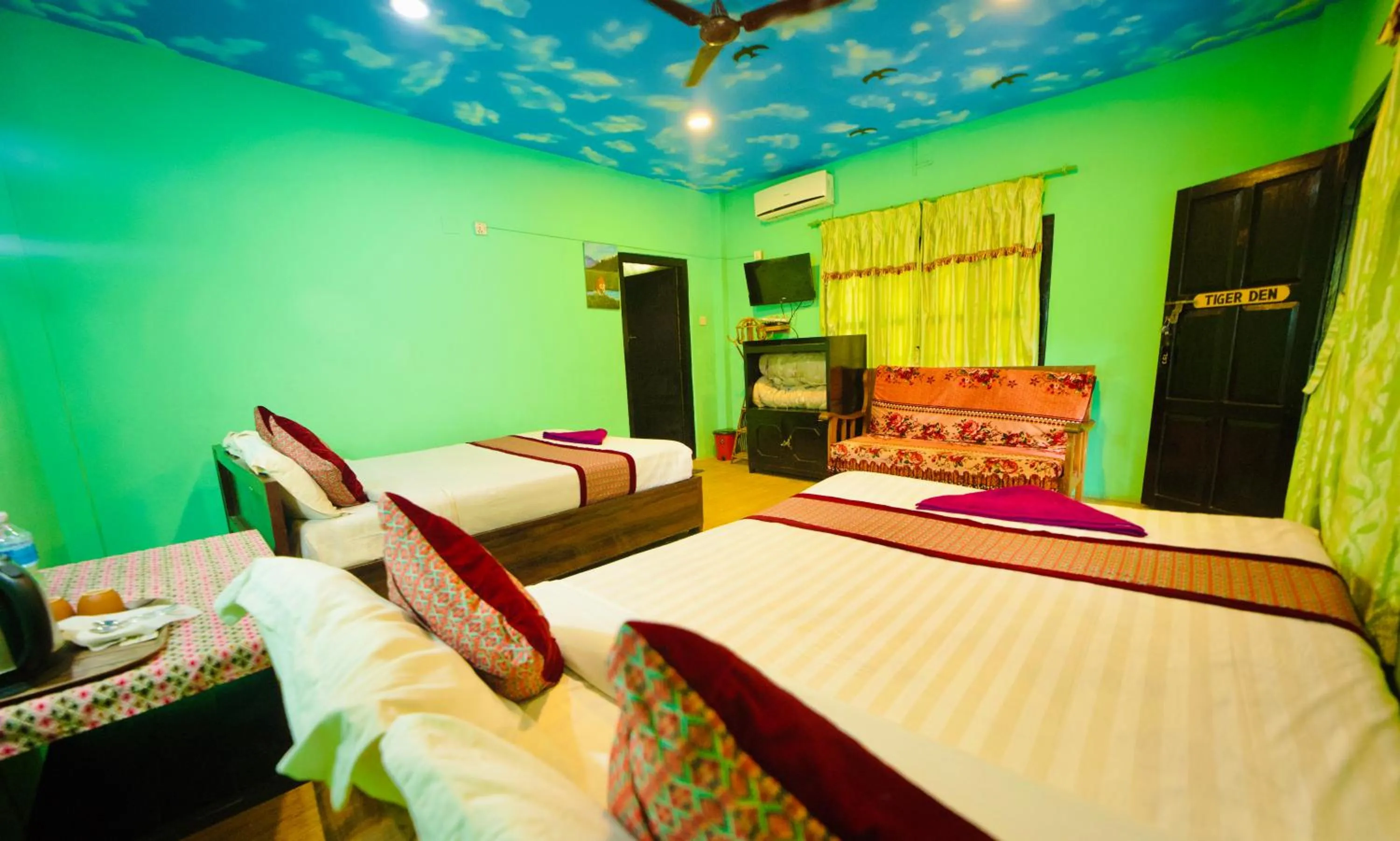 Chitwan Gaida Lodge - Animal Lovers & Birdwatchers Paradise