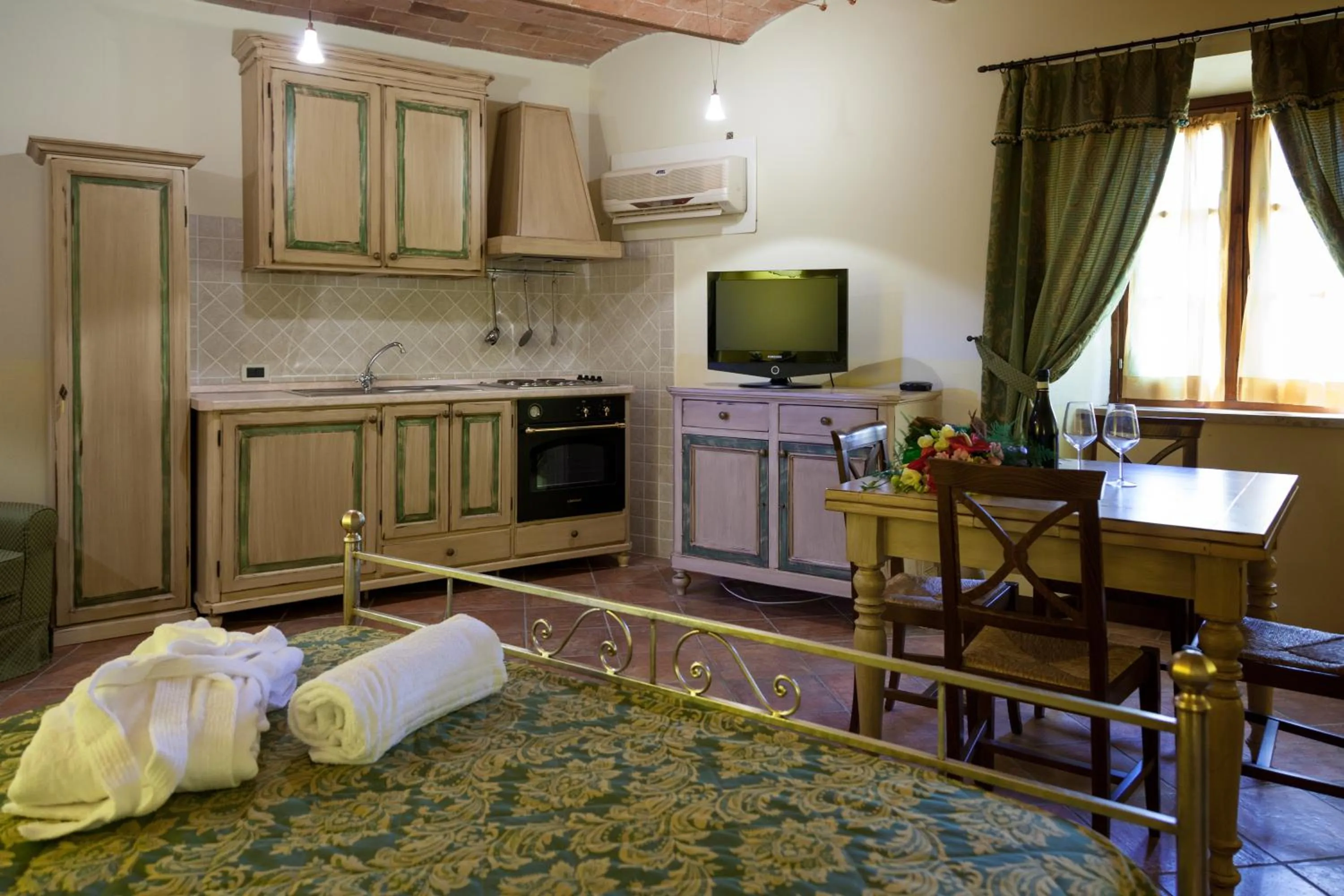 Kitchen or kitchenette, Bed in Villa Borri