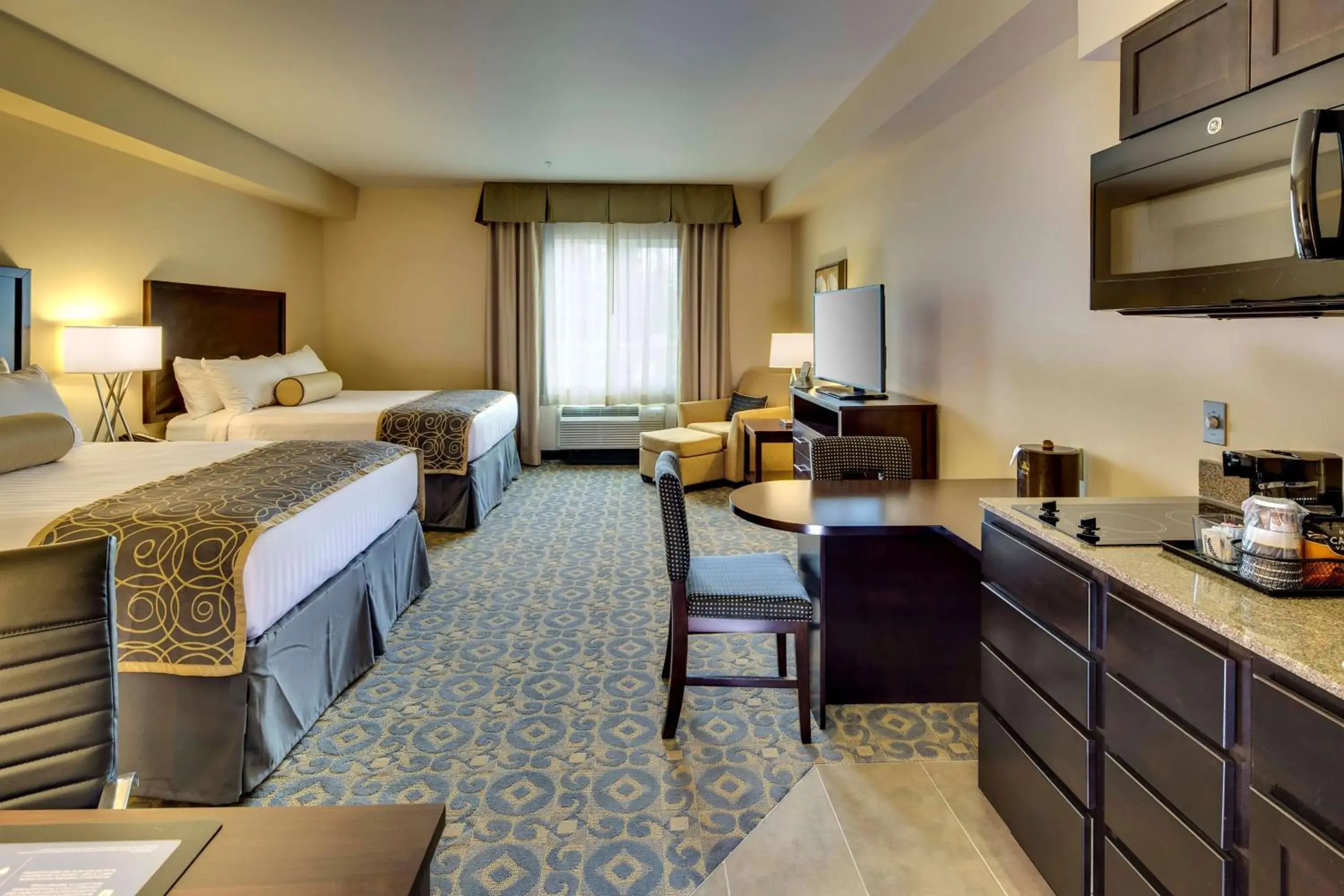 Executive Queen Room with Two Queen Beds and Shower Only in Best Western Plus Arlington/Marysville Executive Queen Room with Two Queen Beds and Shower Only in Best Western Plus Arlington/Marysville