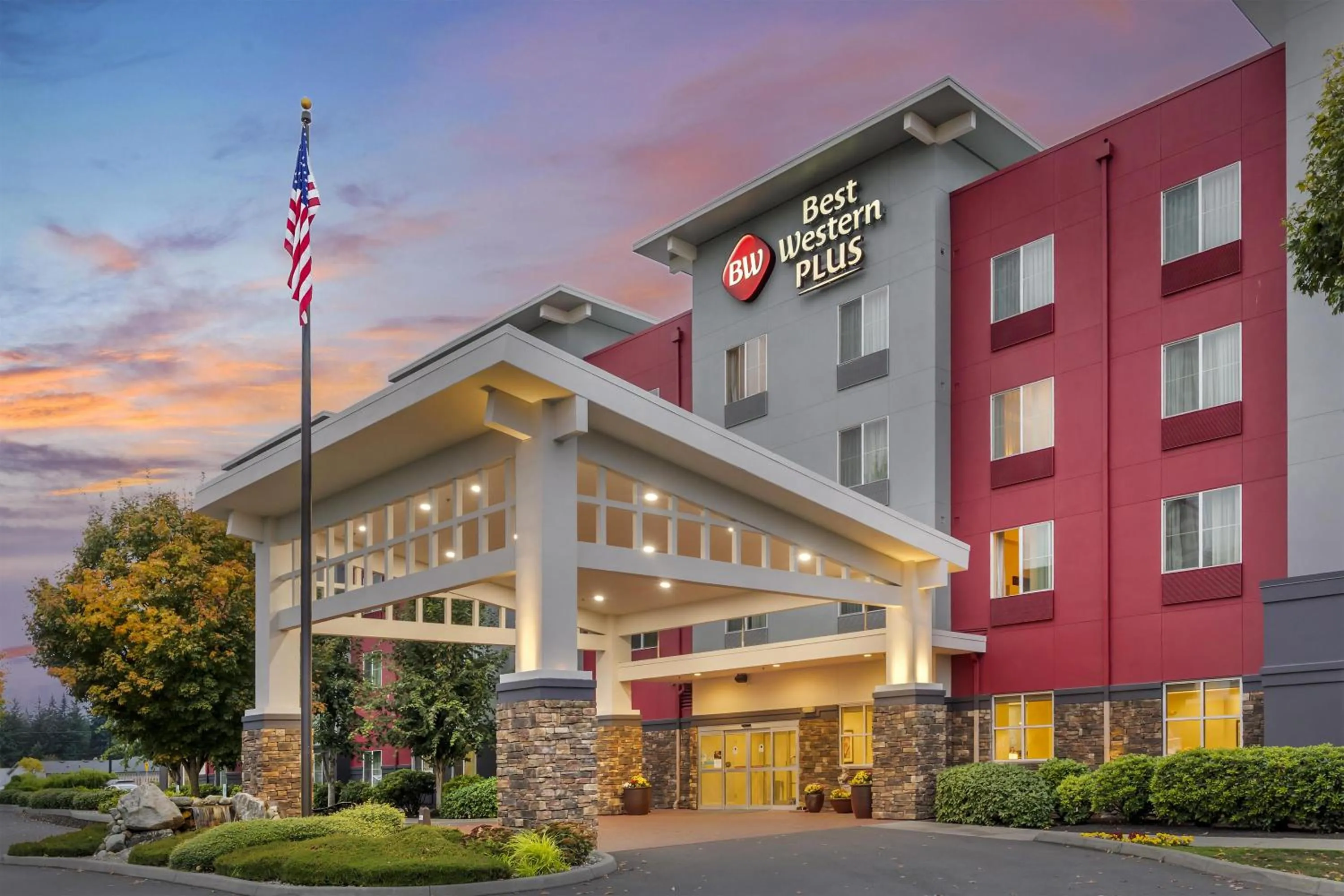 Property building in Best Western Plus Arlington/Marysville