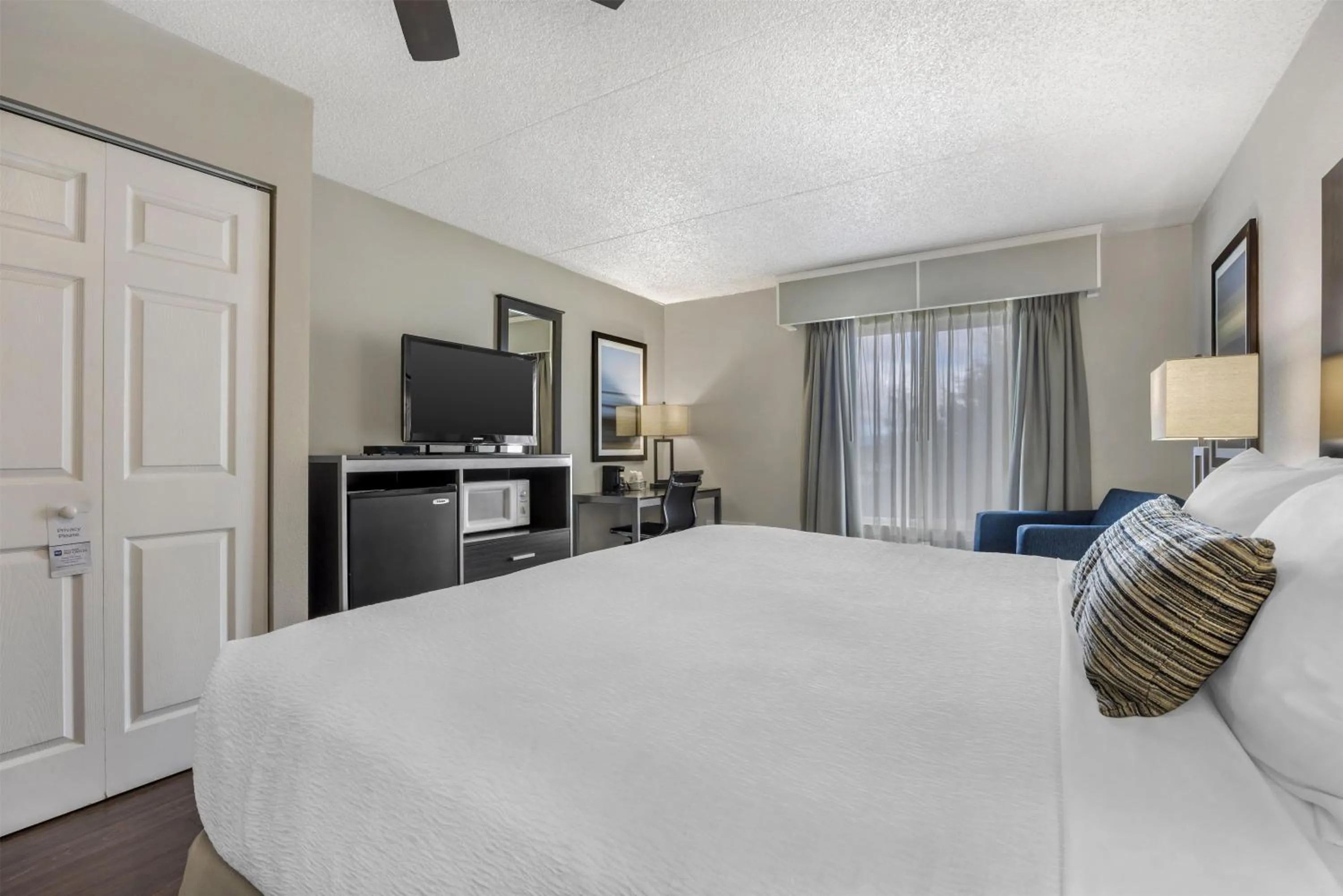 Bedroom, Bed in Best Western Pier Point Inn