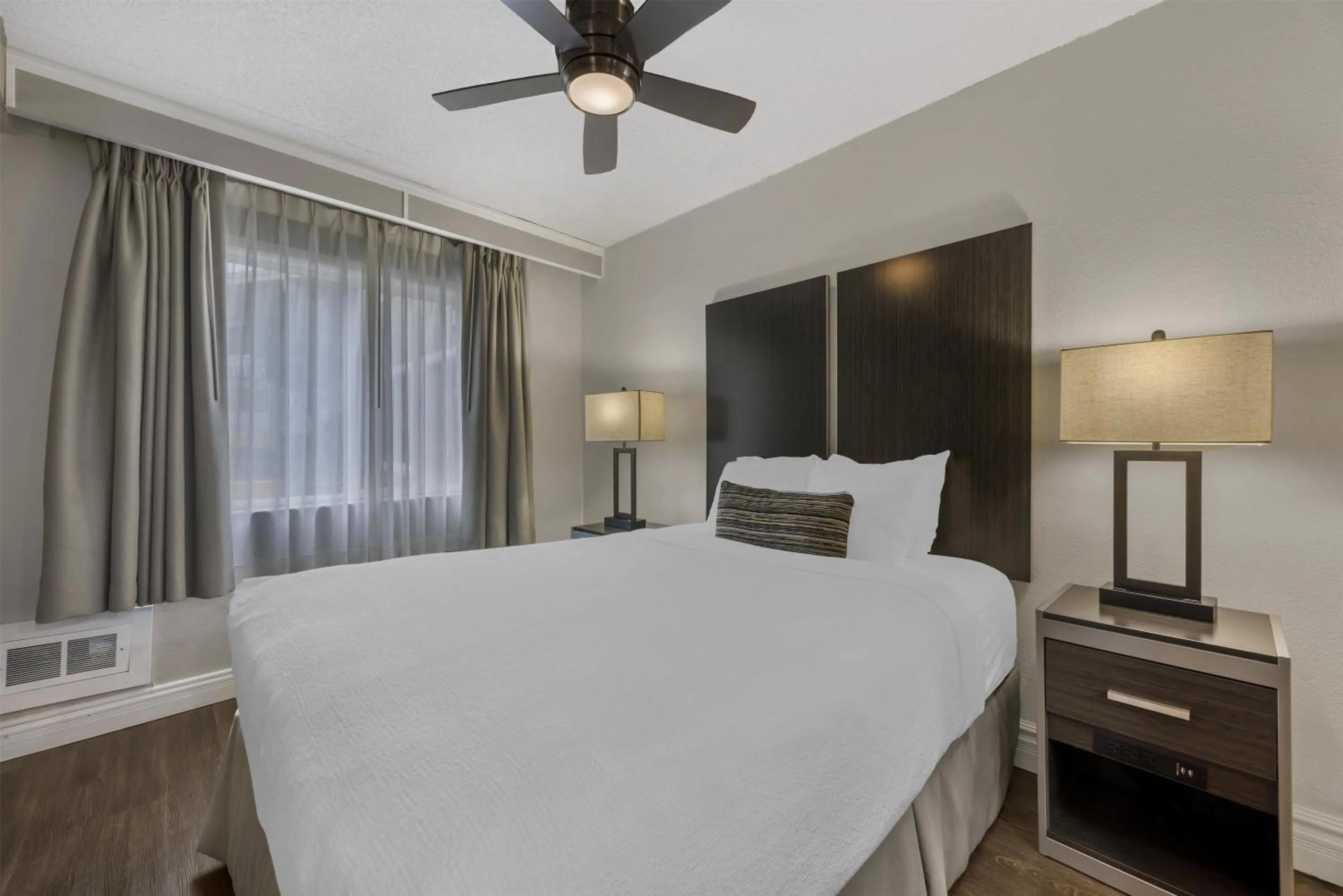 Bedroom, Bed in Best Western Pier Point Inn