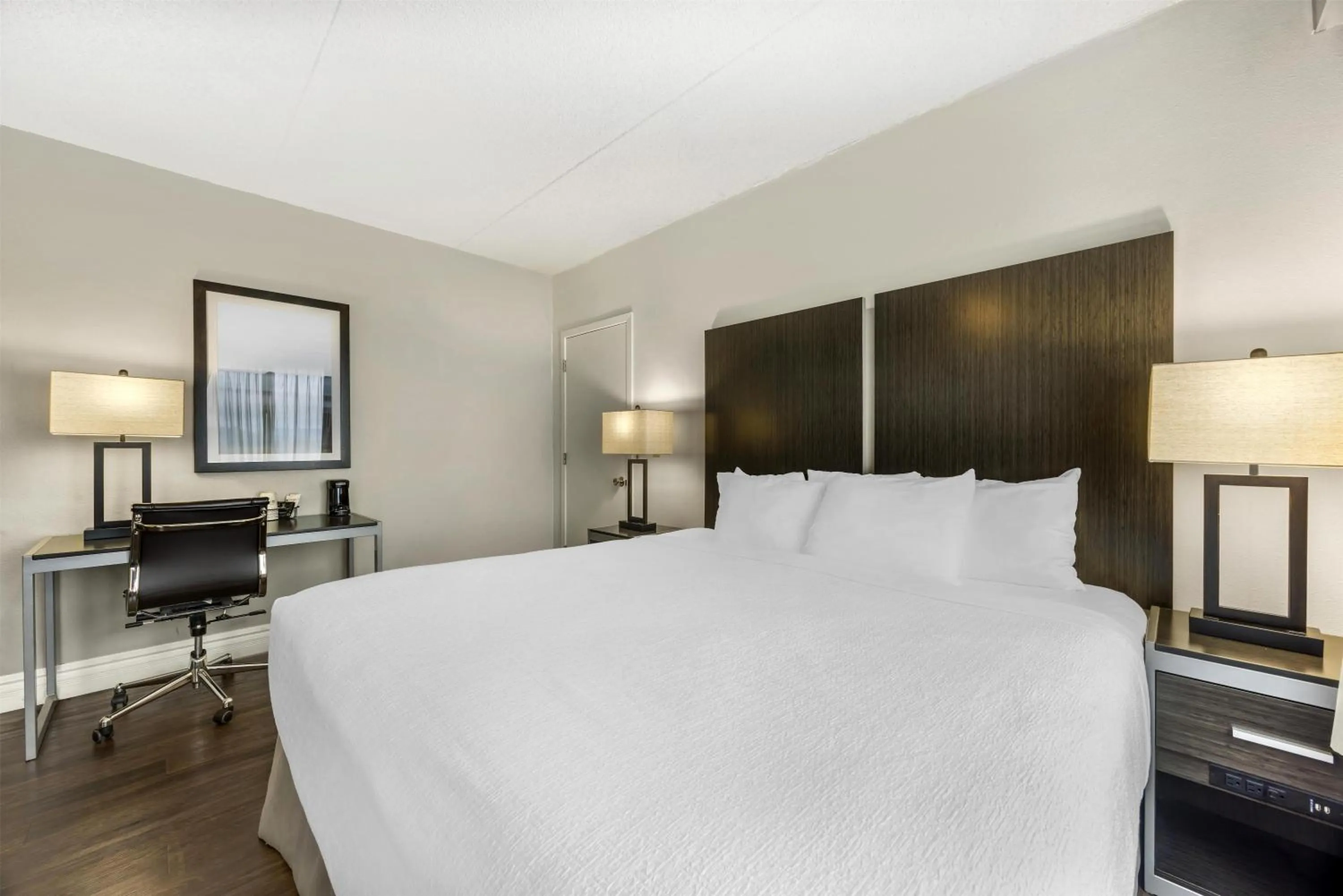 Bedroom, Bed in Best Western Pier Point Inn