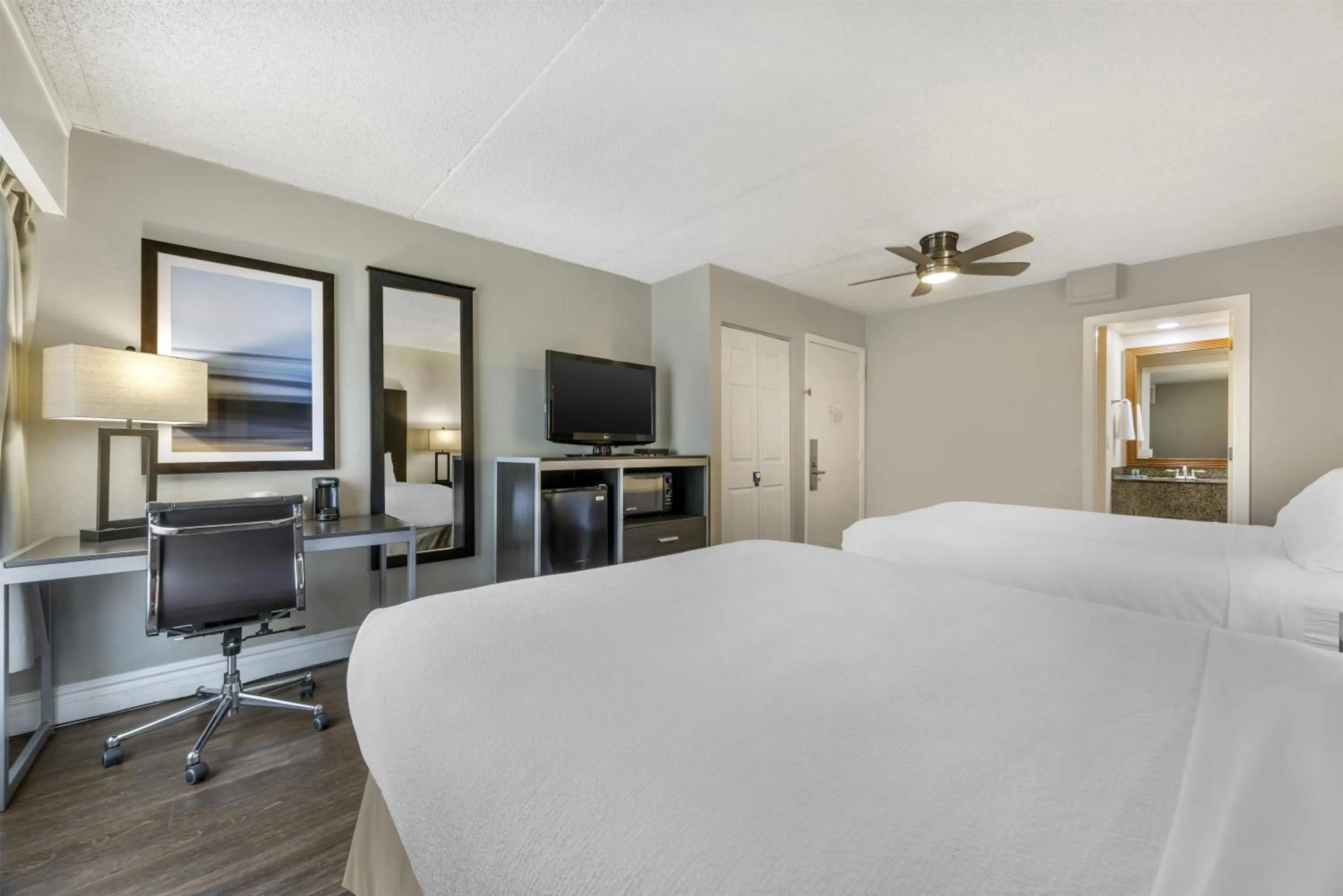 Bedroom, Bed in Best Western Pier Point Inn