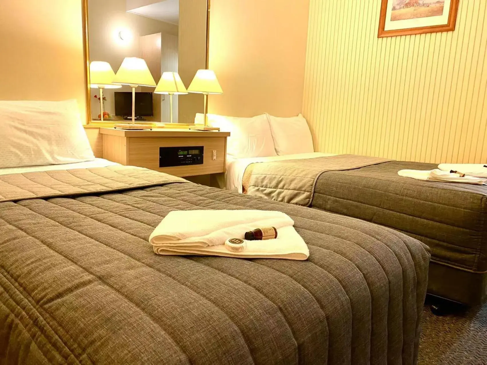 Comfort Triple Room with Shower in Gateway Motor Inn Comfort Triple Room with Shower in Gateway Motor Inn