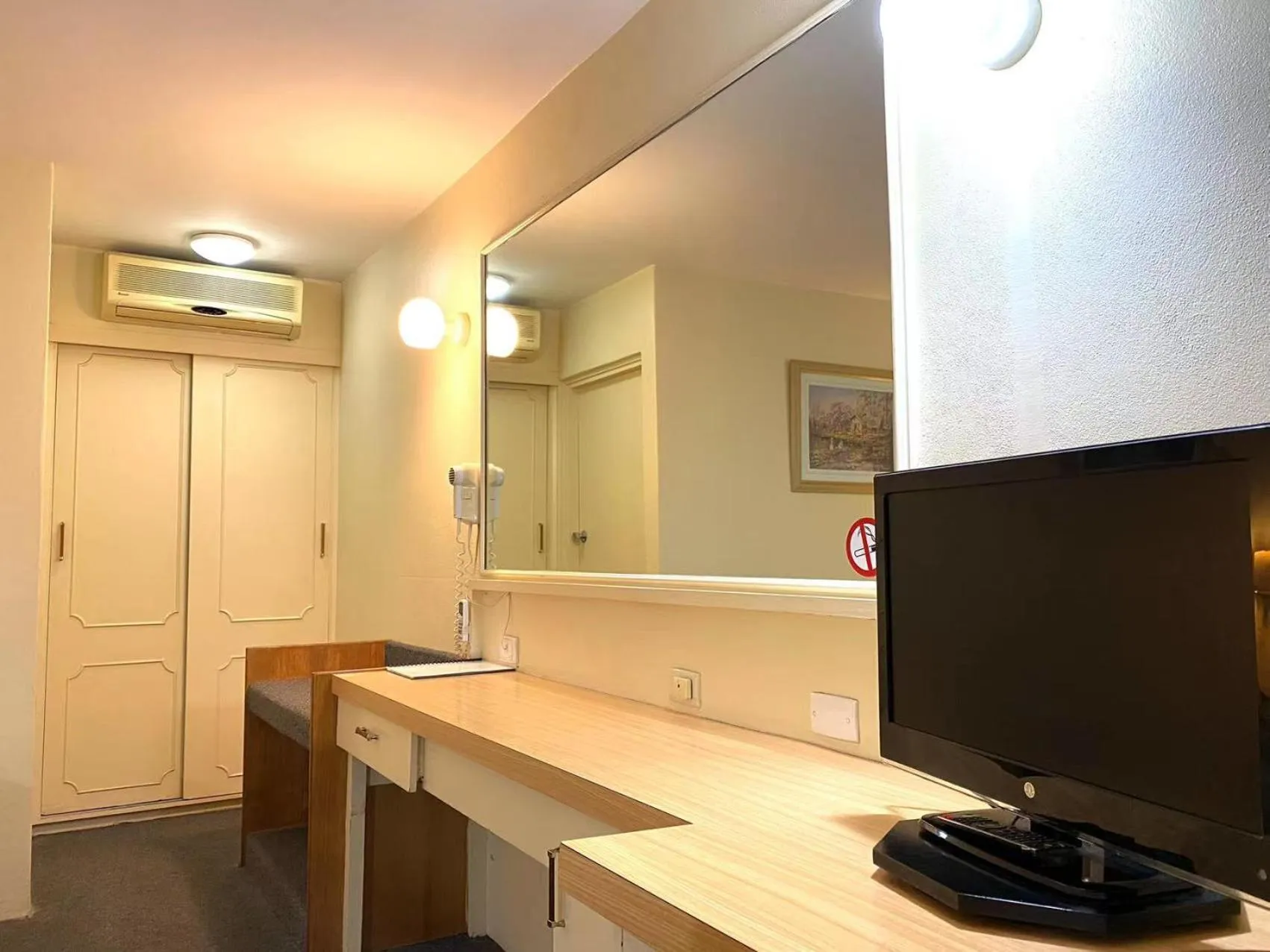 Seating area in Gateway Motor Inn