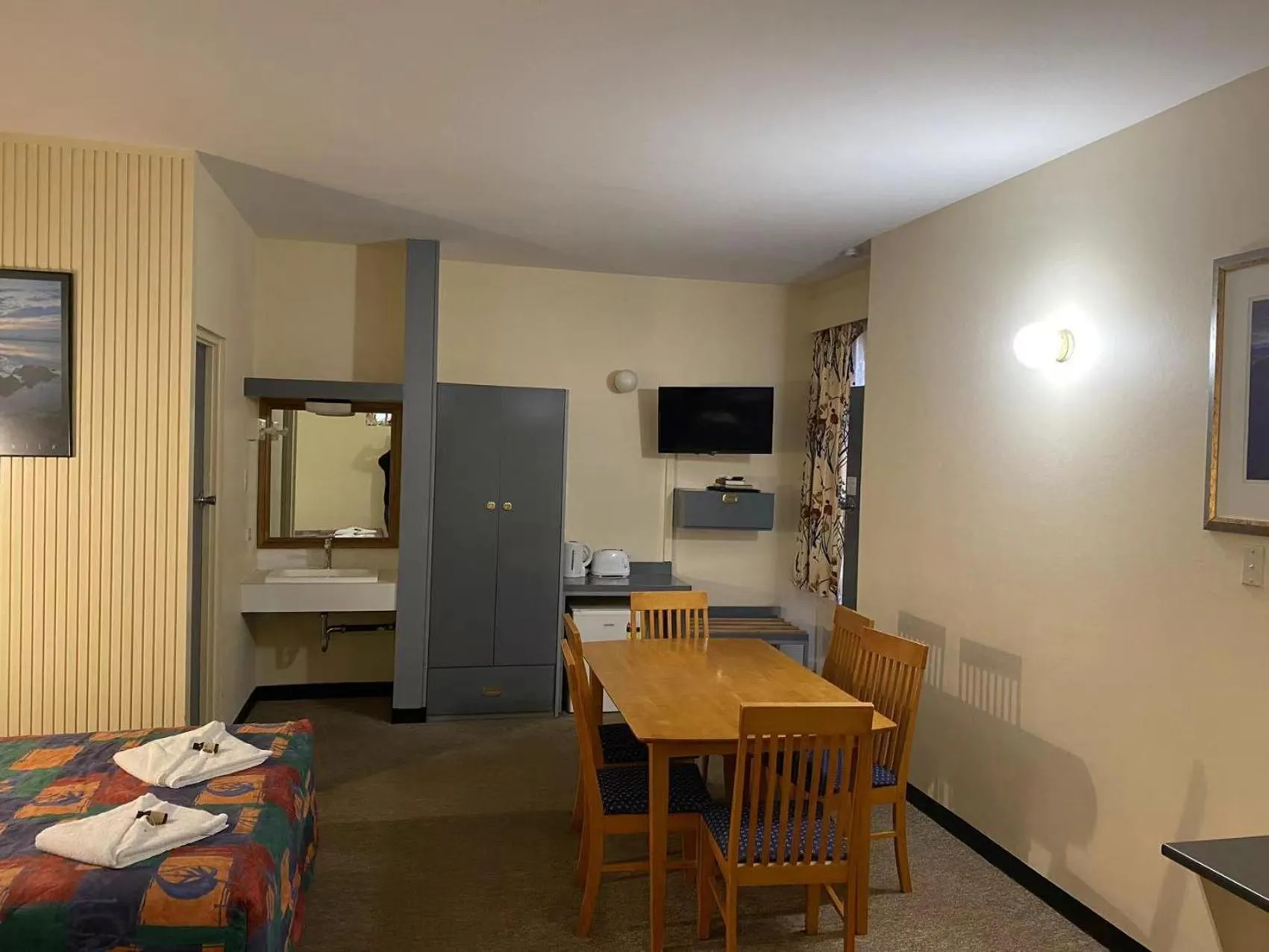 Dining area, Bed in Gateway Motor Inn