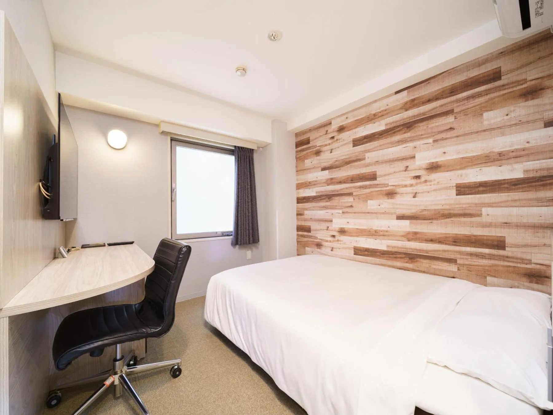 Photo of the whole room, Bed in Super Hotel Chiba Ekimae