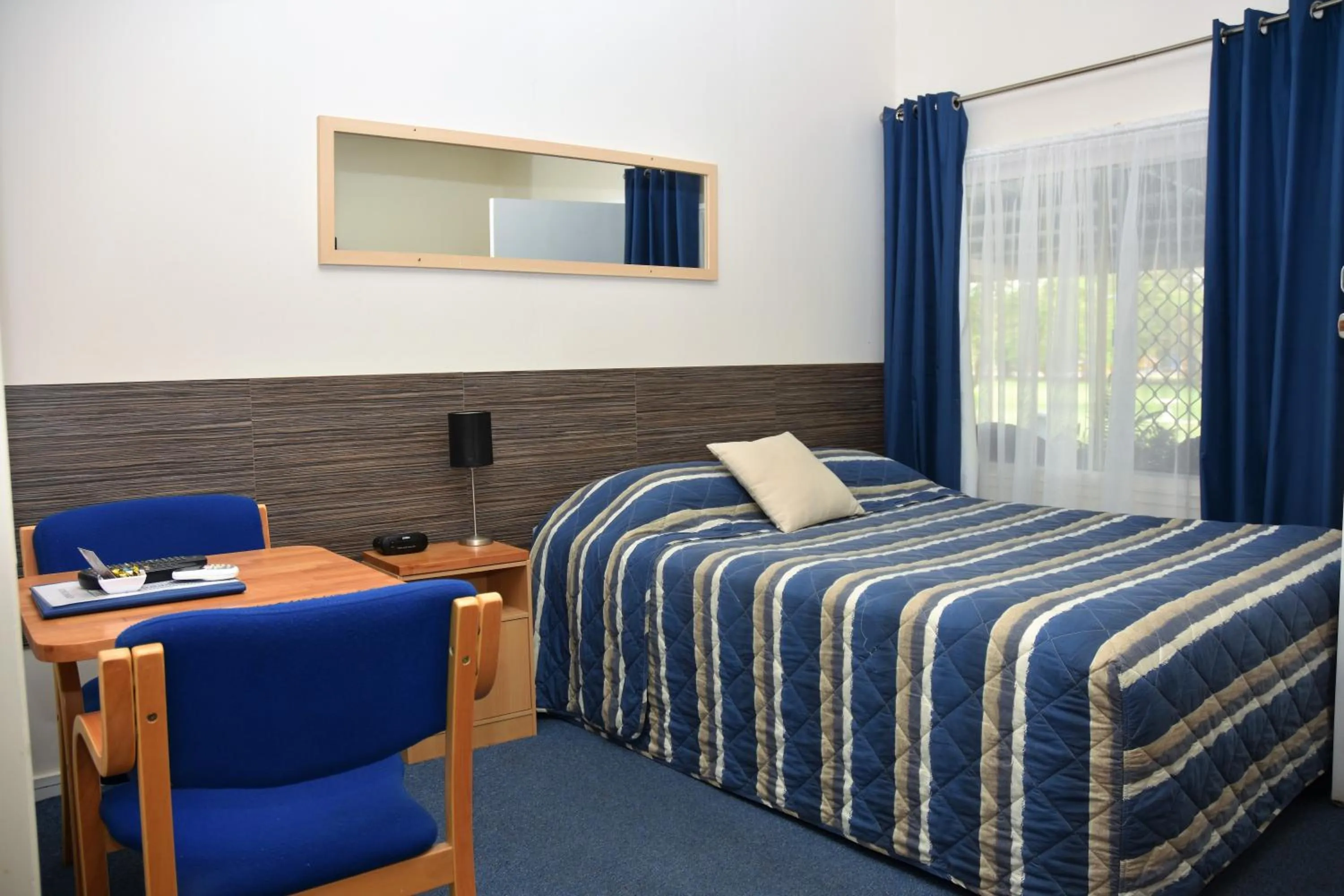 Photo of the whole room, Bed in Chinchilla Motel