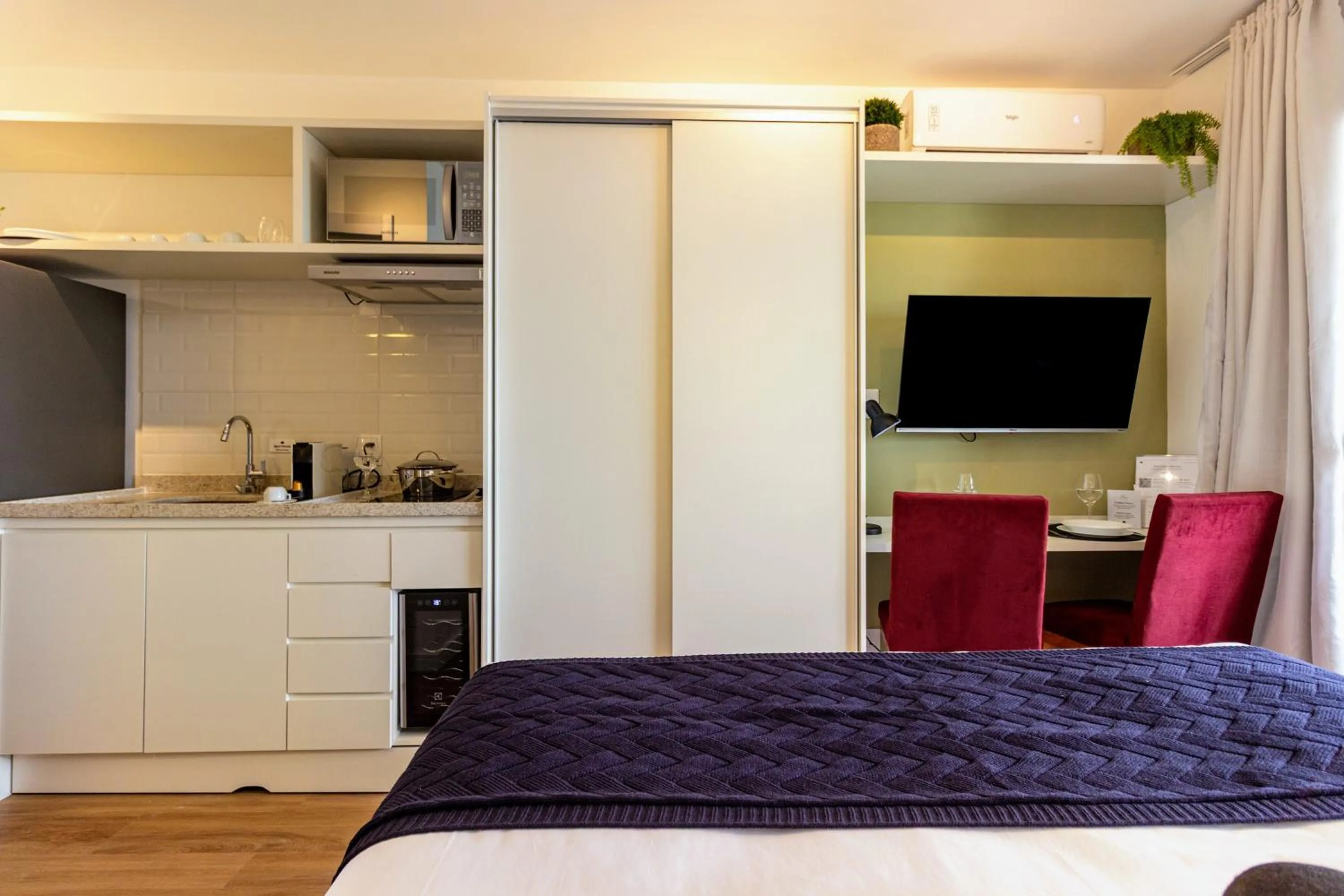 Bed in Charlie Lumiere Klabin