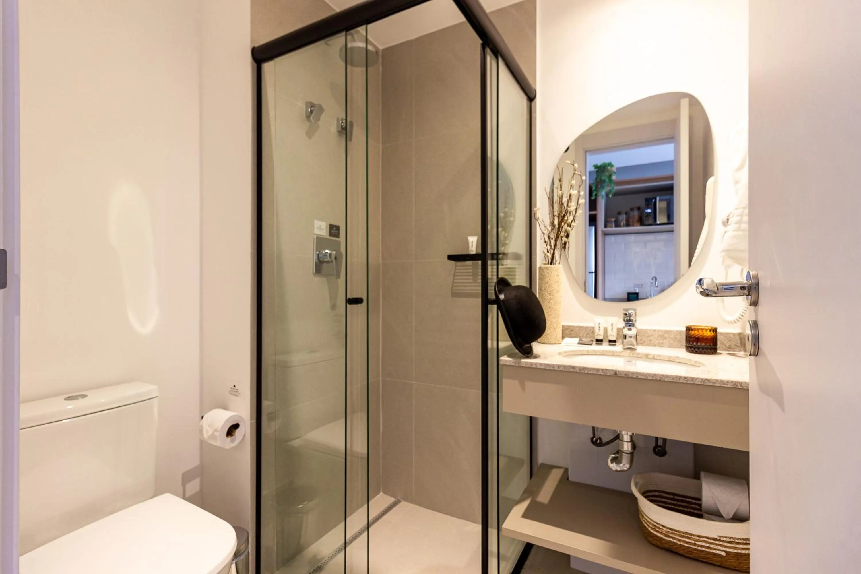 Shower in Charlie Lumiere Klabin