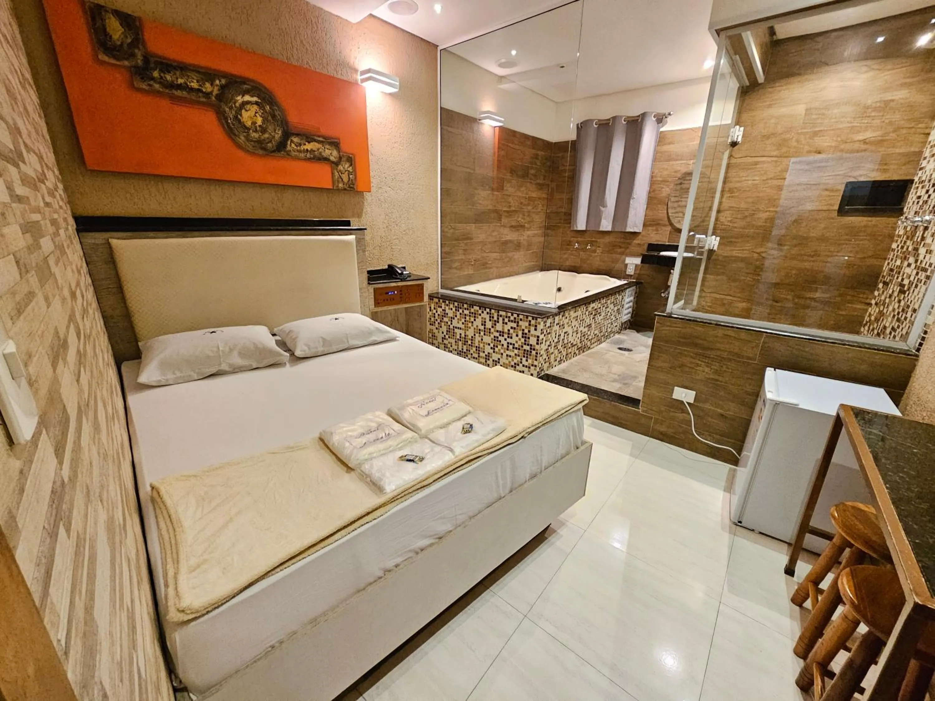 Shower, Bed in Hotel Estrela Carapicuíba