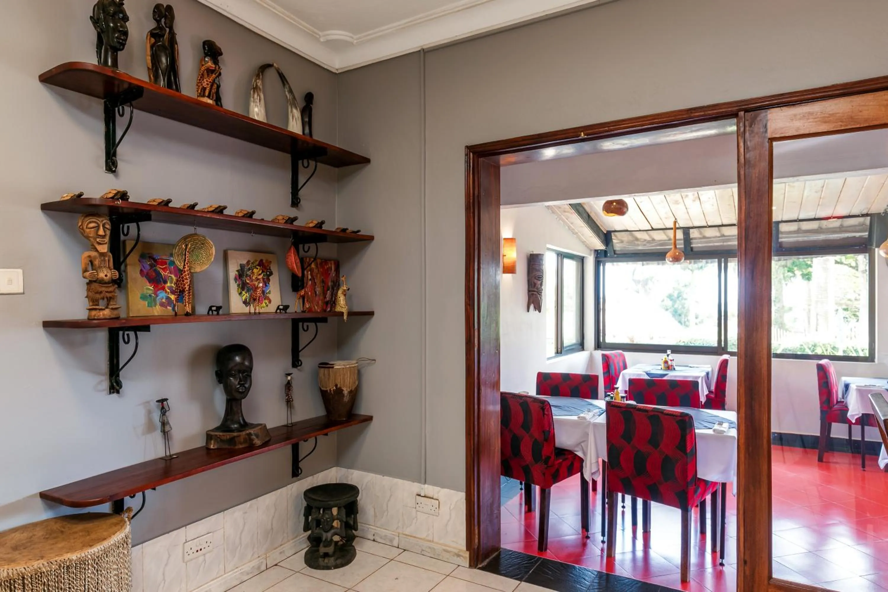 Restaurant/places to eat in 2 Friends Beach Hotel