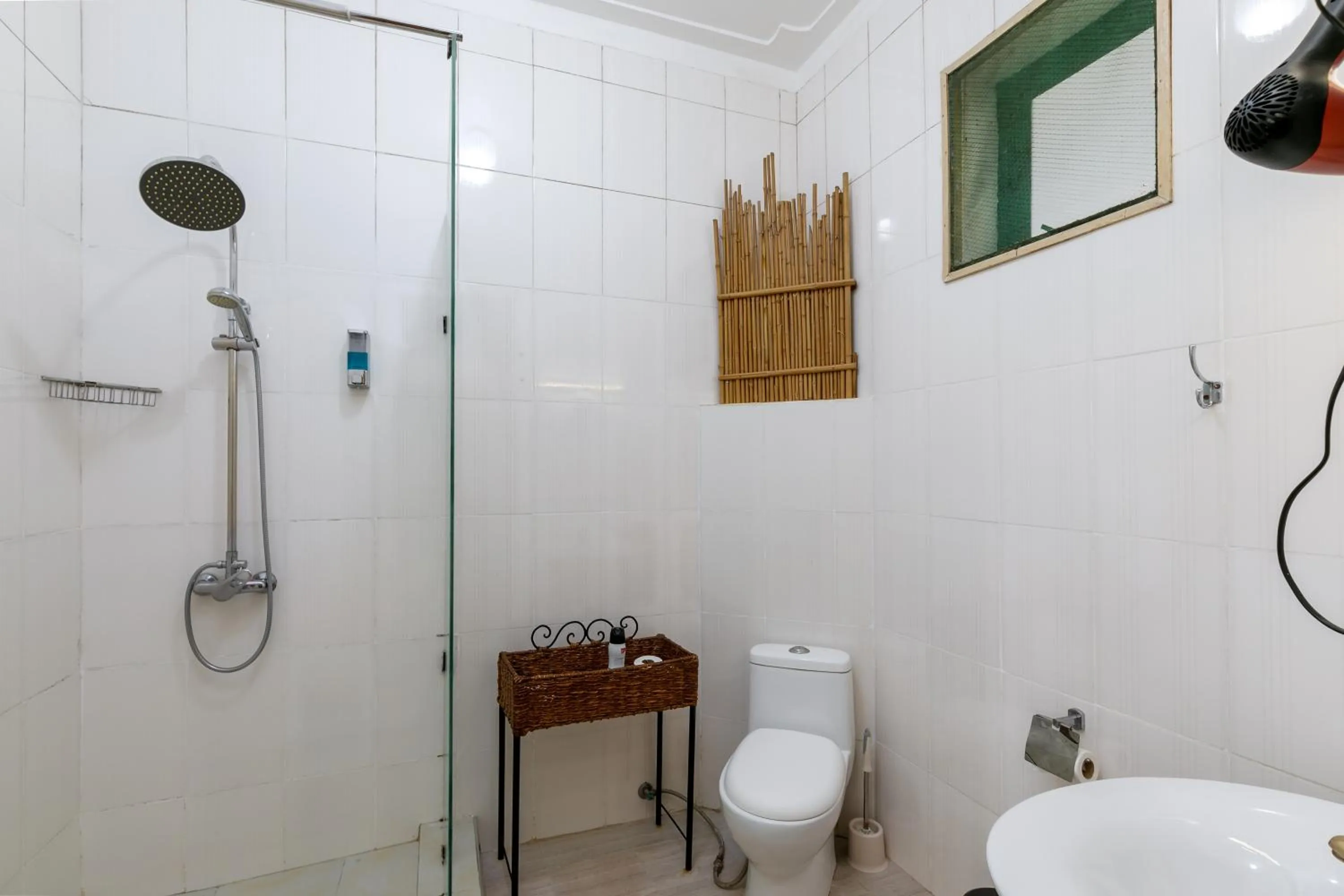 Bathroom in 2 Friends Beach Hotel