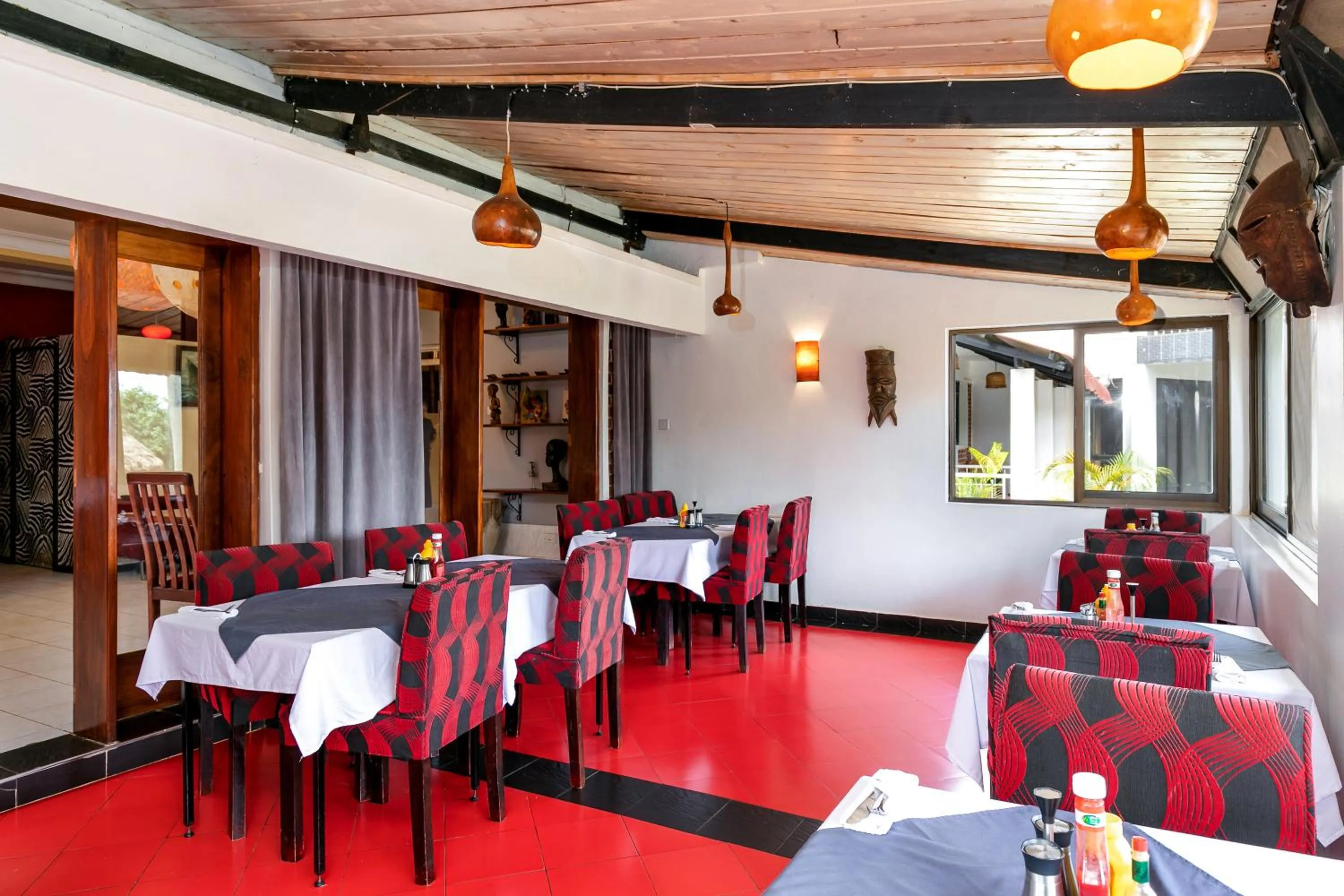 Restaurant/places to eat in 2 Friends Beach Hotel