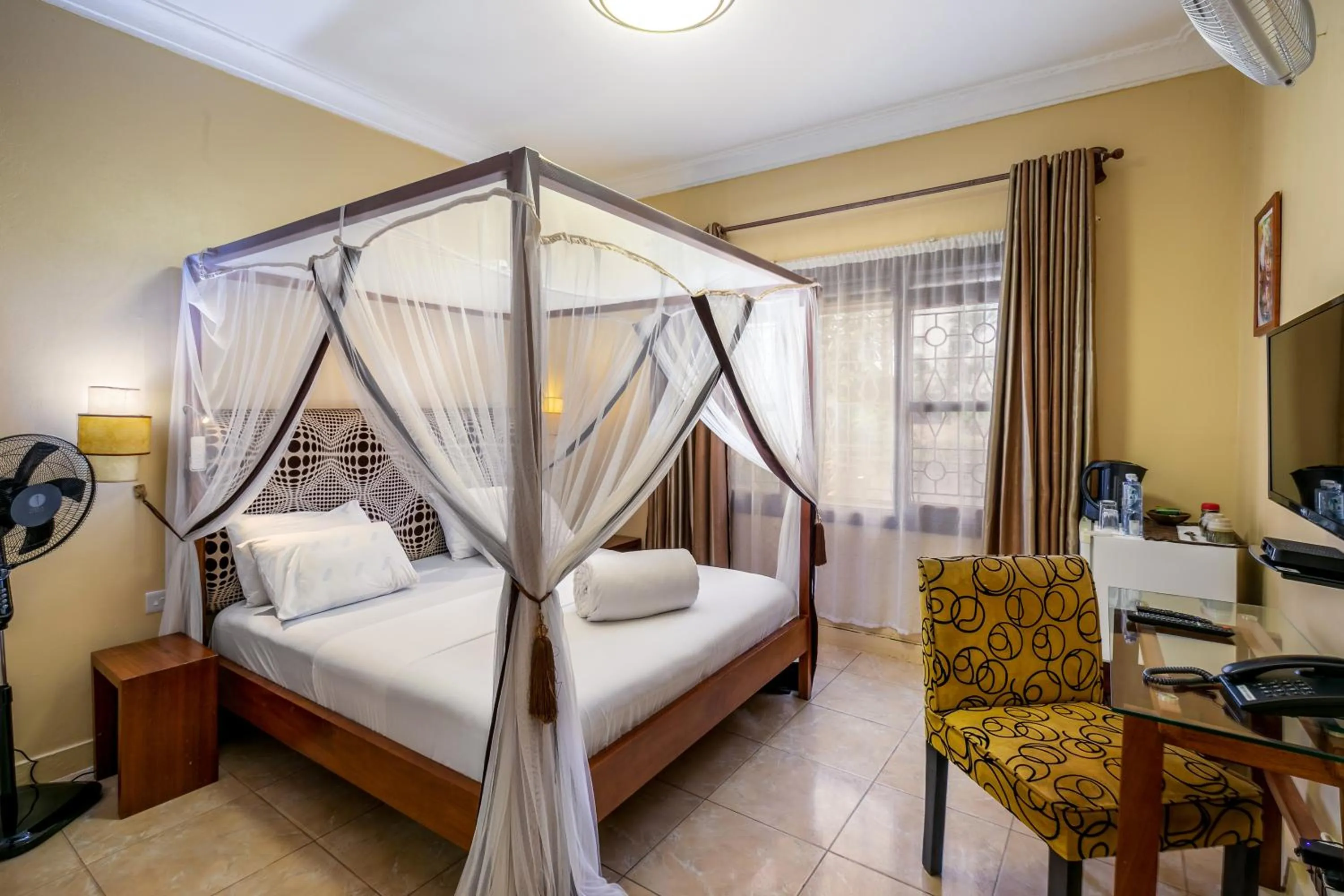 Bed in 2 Friends Beach Hotel