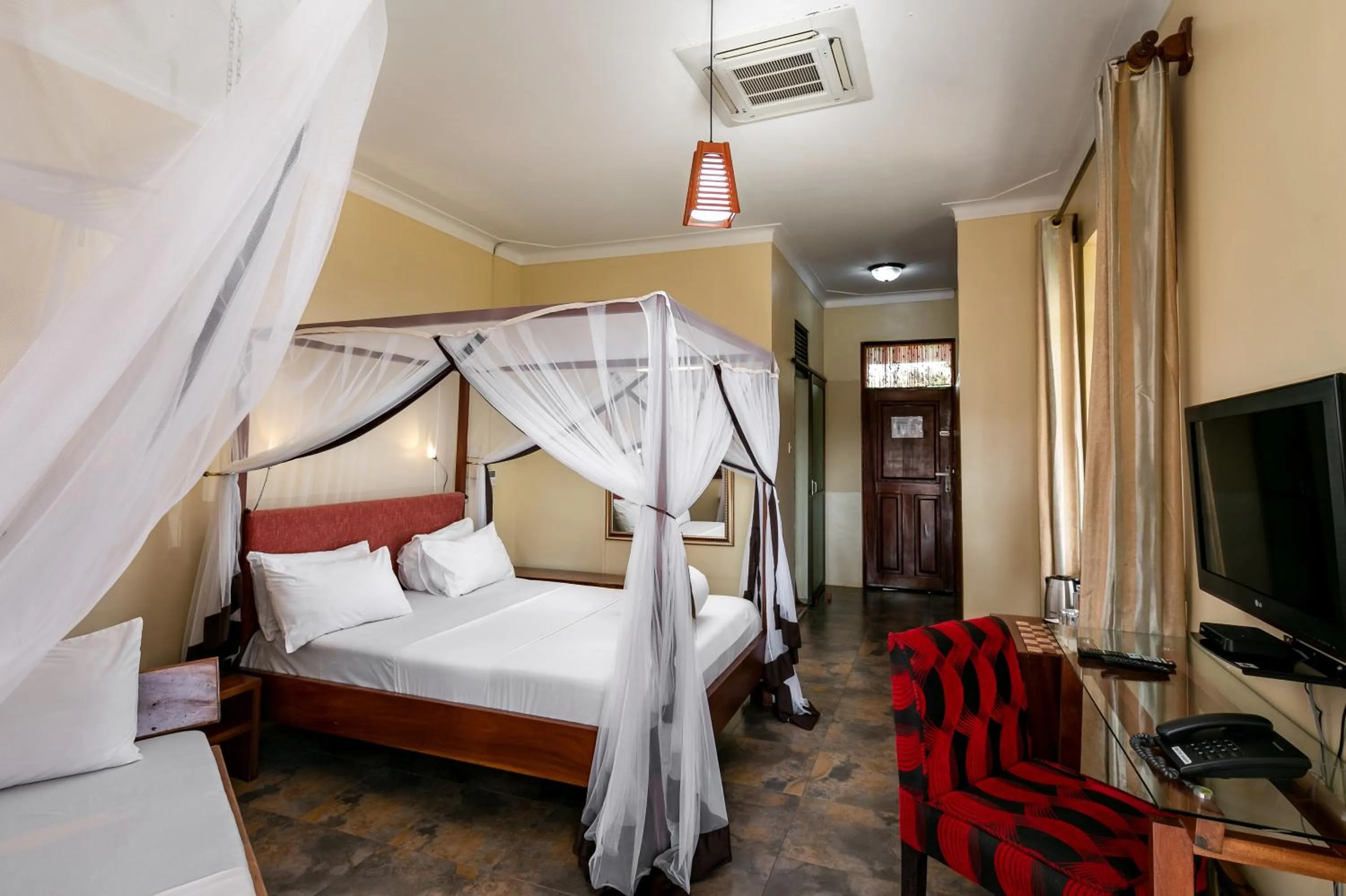 TV and multimedia, Bed in 2 Friends Beach Hotel