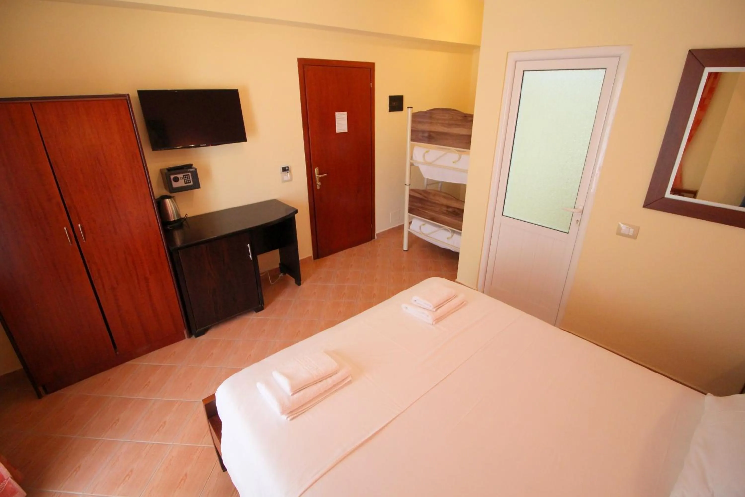 Communal lounge/ TV room, Bed in Oskar Hotel