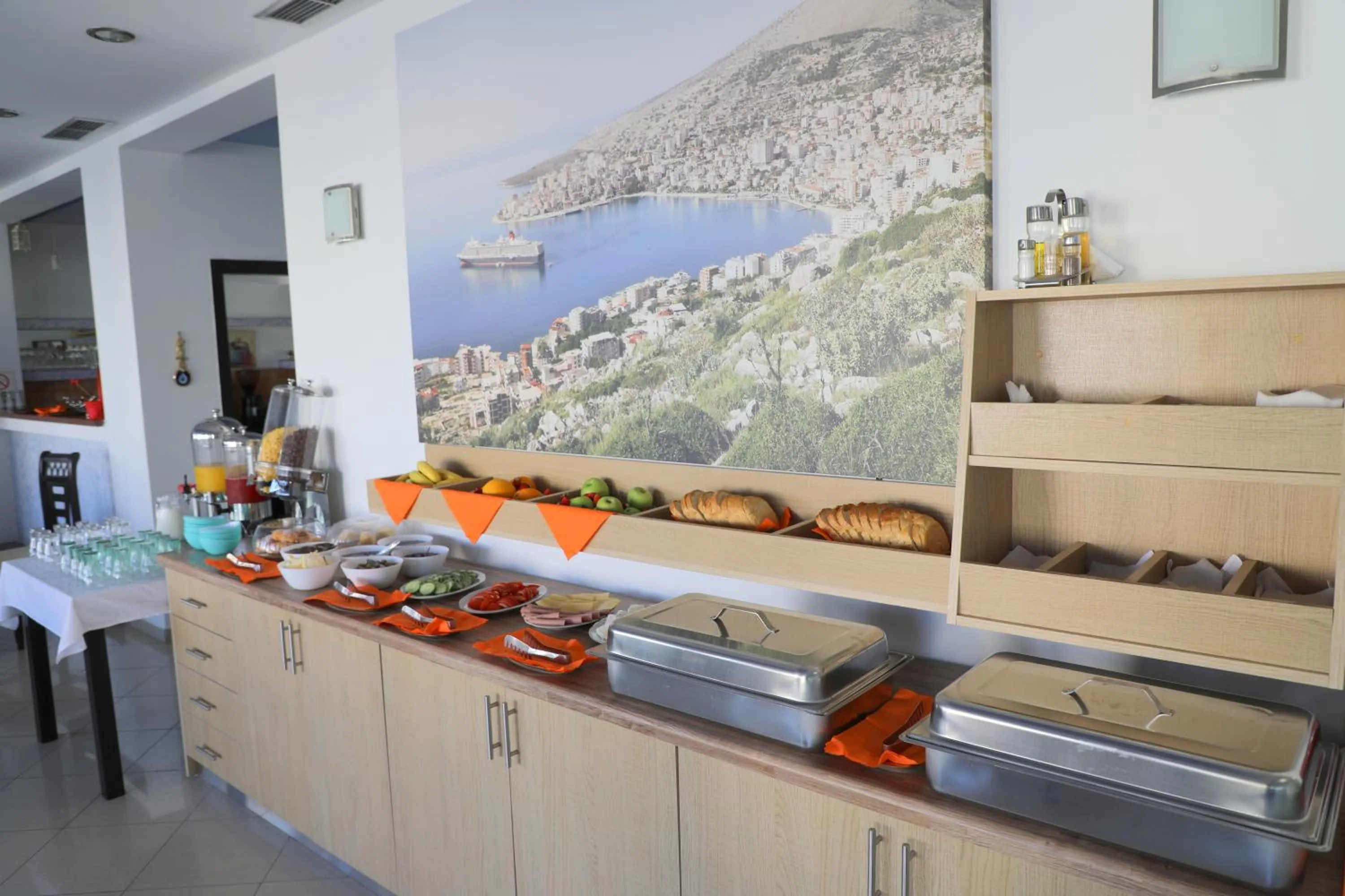 Food and drinks in Oskar Hotel