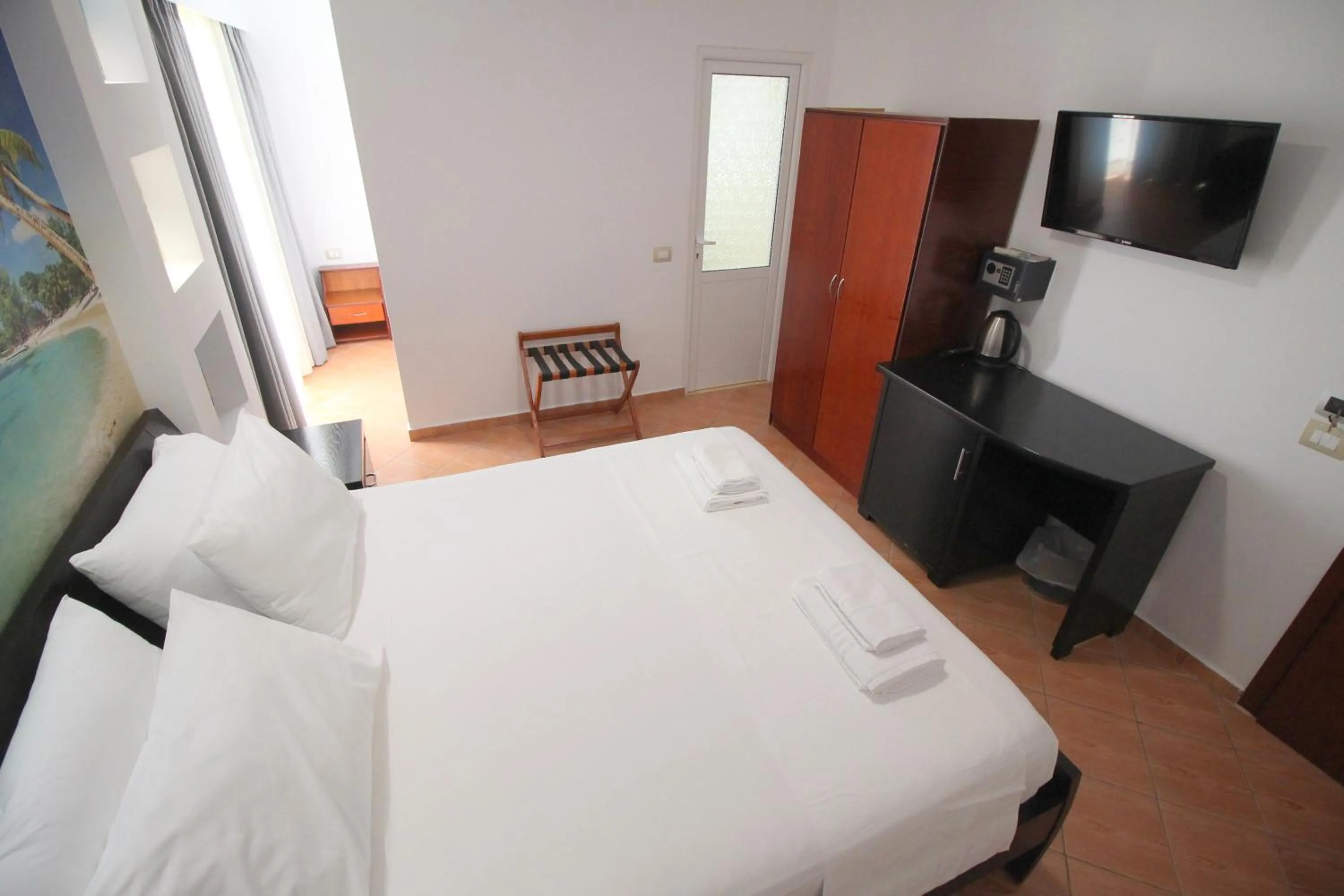 Communal lounge/ TV room, Bed in Oskar Hotel