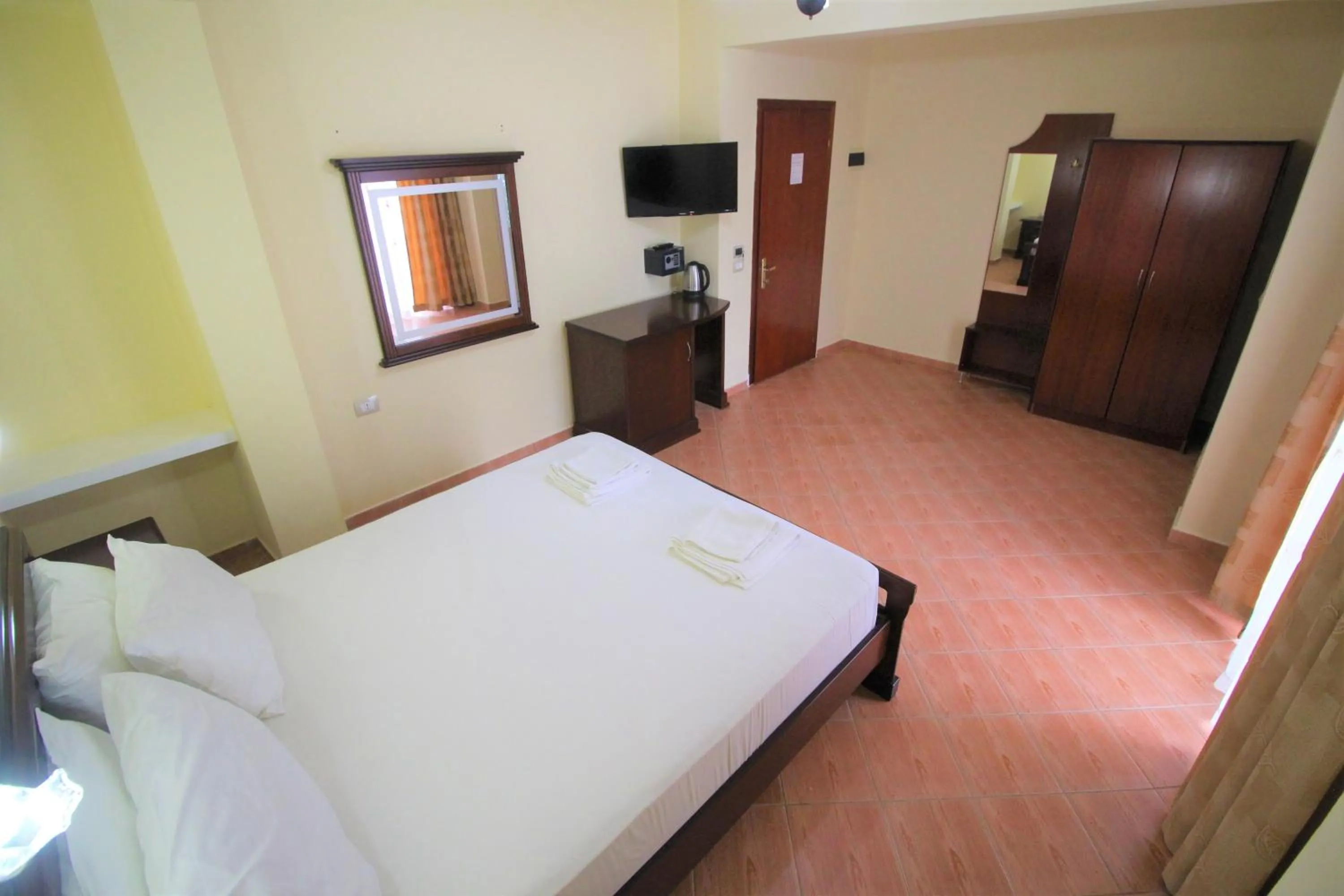 Communal lounge/ TV room, Bed in Oskar Hotel